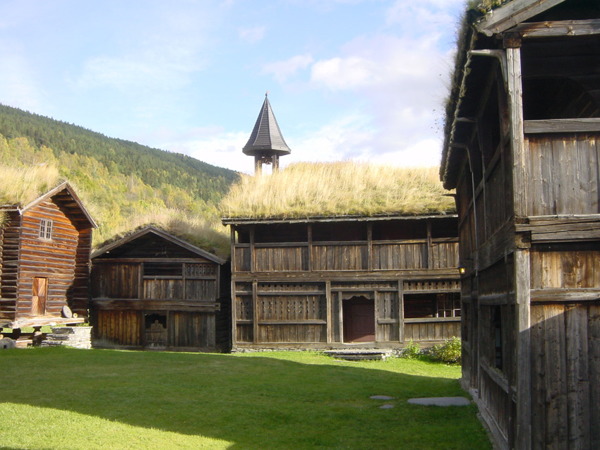 Grønne tak er en gammel tradisjon i Norge. Torvtakene ga god isolasjon og varmeregulering inne i byggene. Her fra Heidal i Oppland. Foto: Lars Roede
