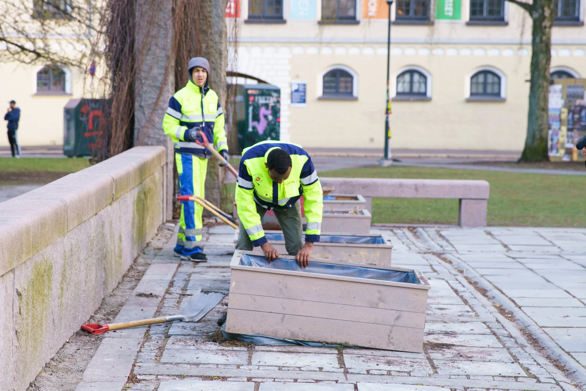 Det jobbes mot åpning, her: dyrkekassene kommer på plass. Foto: Svein Kjøde