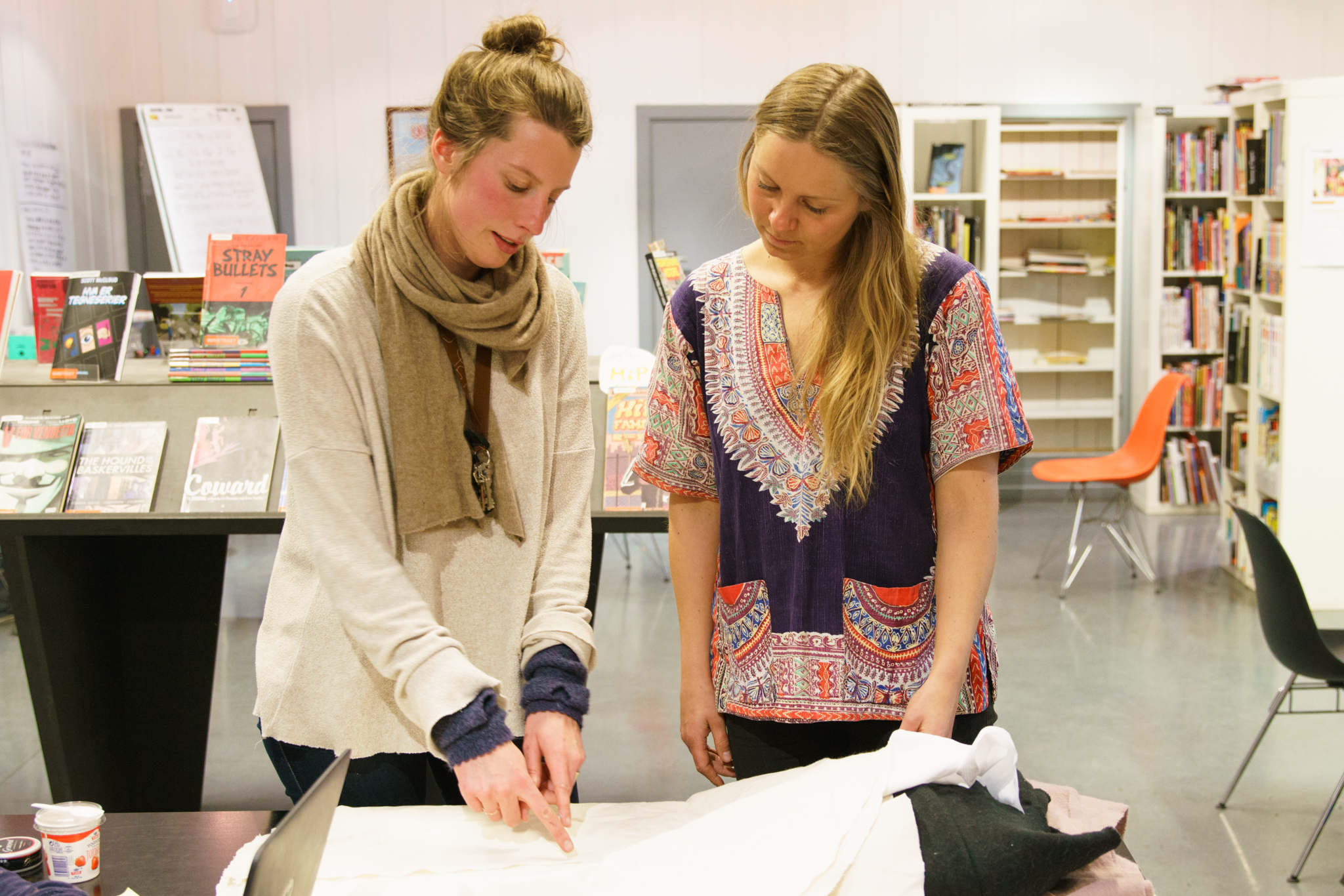 To av personene bak prosjektet, Cecilie Dawes (jobbspesialist i bydel Grünerløkkas seksjon for kvalifisering og miljø og en av grunnleggerne av bedriften Food Studio), og (Eva De Moor, en av grunnleggerne og ildsjelene bak Food Studio). Disse har koordinert og jobbet i mange timer utover en vanlig arbeidsdag for å få til dette prosjektet. Foto: Svein Kjøde