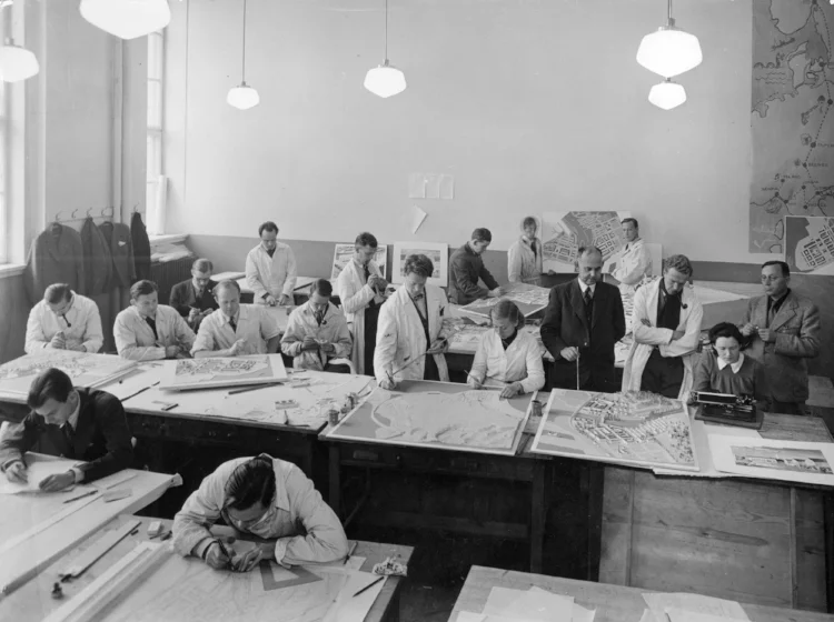 Arkitekter i arbeid. Johan-Ditlef Martens og Ketil Moes bok Hva er en god bolig? ble lansert på Nasjonalgalleriet – arkitektur. Samtidig ble museets faste utstilling Boligideer: Fra arkitektursamlingen – 1920 til i dag åpnet. Her, et bilde som ikke ble vist, av arkitekt Sverre Pedersen med assistenter i 1942, foto: Wikipedia/NTNU UB
