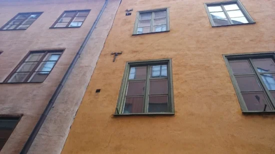 Bygninger i varme jordfarger fra rødt og oransje til dust beige gir et behagelig og helhetlig uttrykk. Sammenliknet med moderne bygninger kledt i glass og sterile overflater, har disse fasadene personlighet og vennlig sjarm. Med sine 2 – 4 etasjer rammer de inn gatene uten å fremstå som ruvende eller overdimensjonerte.
