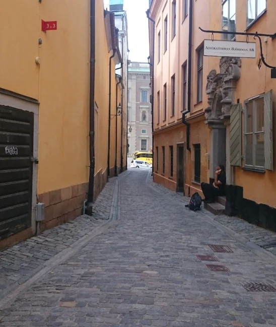 Gamla stan pirrer også eventyreren i meg. I smale, krokete sidegater, kan man gå på oppdagelsesferd og finne nisjebutikker og bortgjemte kafeer.