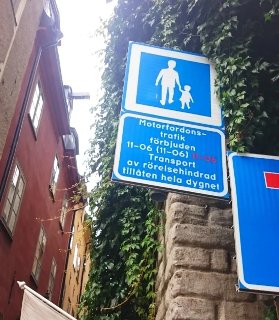 I bilfrie gater kan man senke tempoet og konsentrere seg om sine omgivelser med alle sanser, uten motorstøy og sur eksoslukt i nesa. I stedet får lukten av nystekt bakverk og barnelatter definere opplevelsen av å bevege seg gjennom Gamla stan.