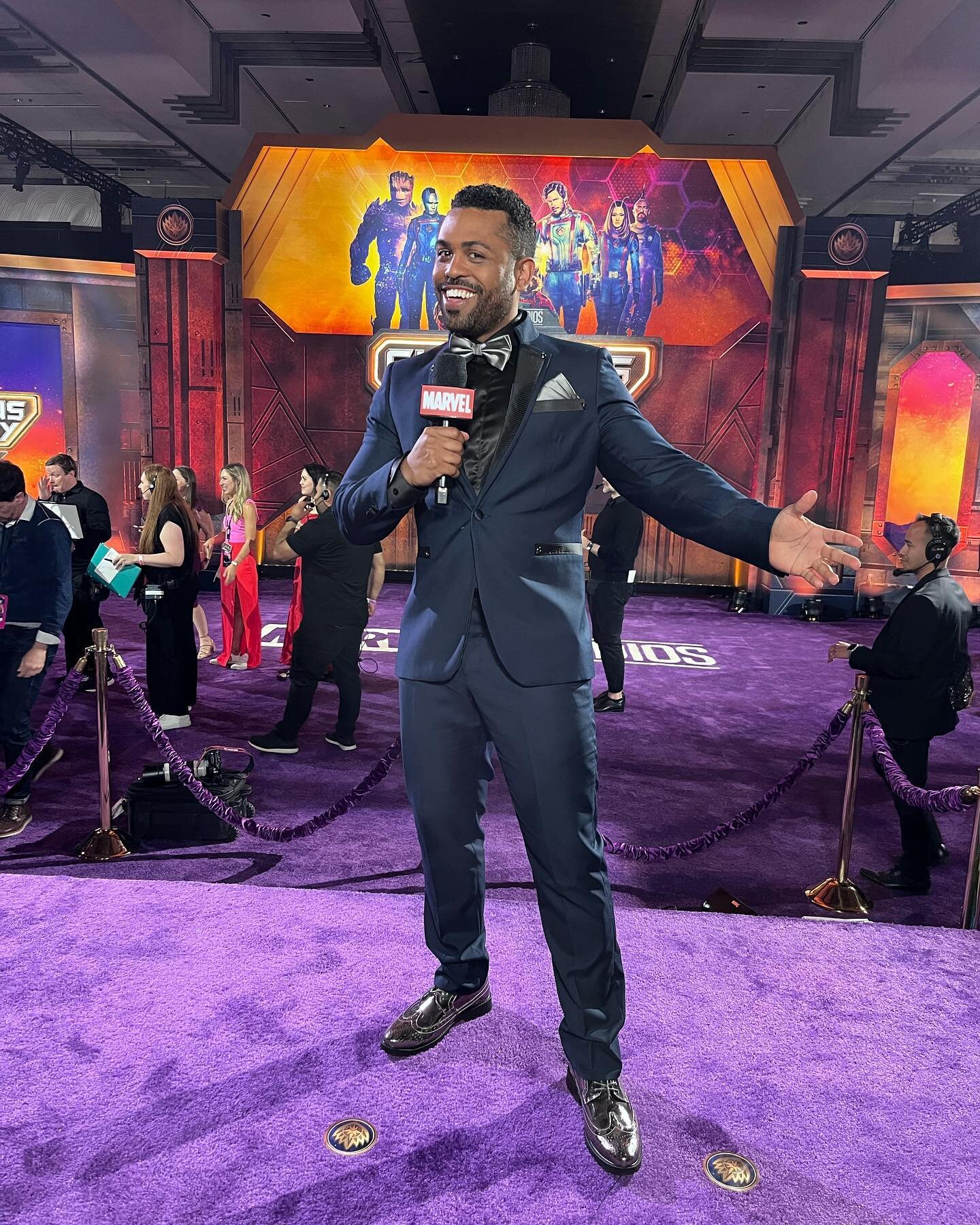 Another carpet in the books! I am so grateful each and every time I get to do one of these- I genuinely connecting fans to the artist they love, and getting to co-host these events with such amazing folks! @rayasunshiine had an absolute blast anchori