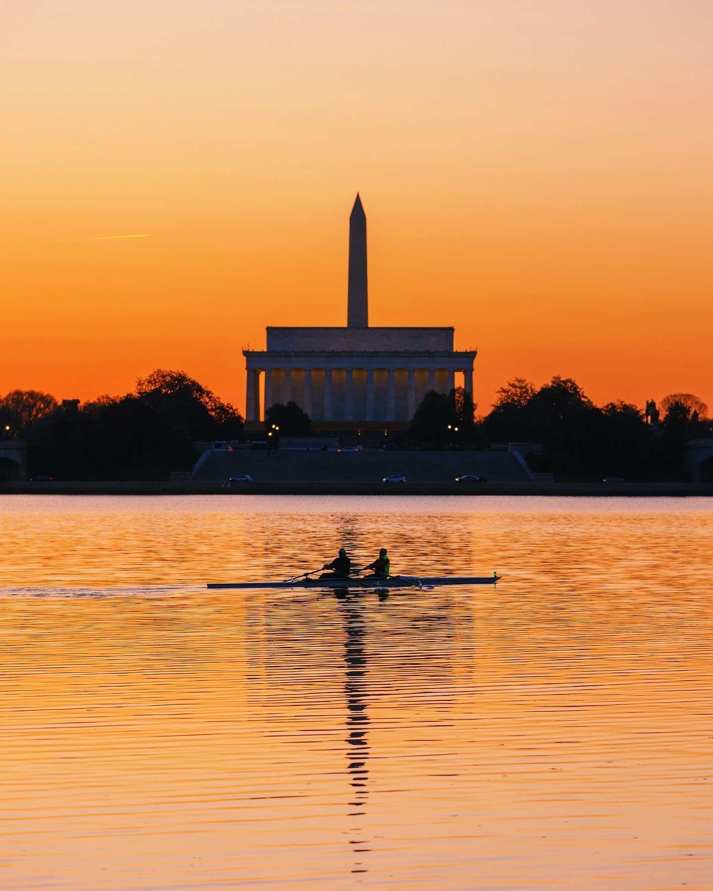 Morning Row.
.
.
.
.
.
#acreativedc #bythings #capitalweather #dcchasers #dcitystyle #dctography #districtcamera #exposeddc #fstoppers #ig_northamerica #ig_unitedstates #ig_unitedstates_ #igdc #ipulledoverforthis #mydccool #nuagesmagazine #petapixel 