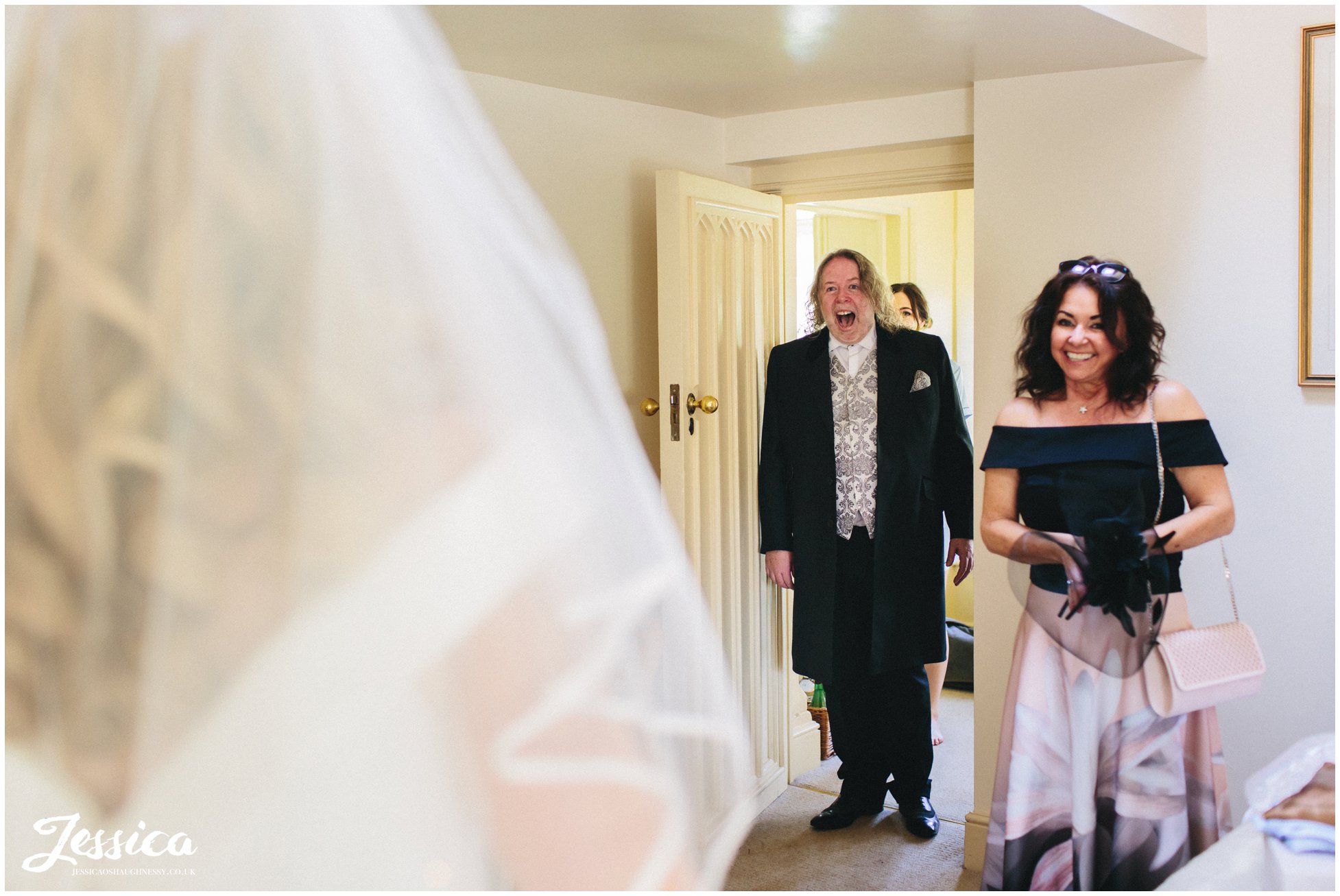 father of the bride see's his daughter for the first time on her wedding day