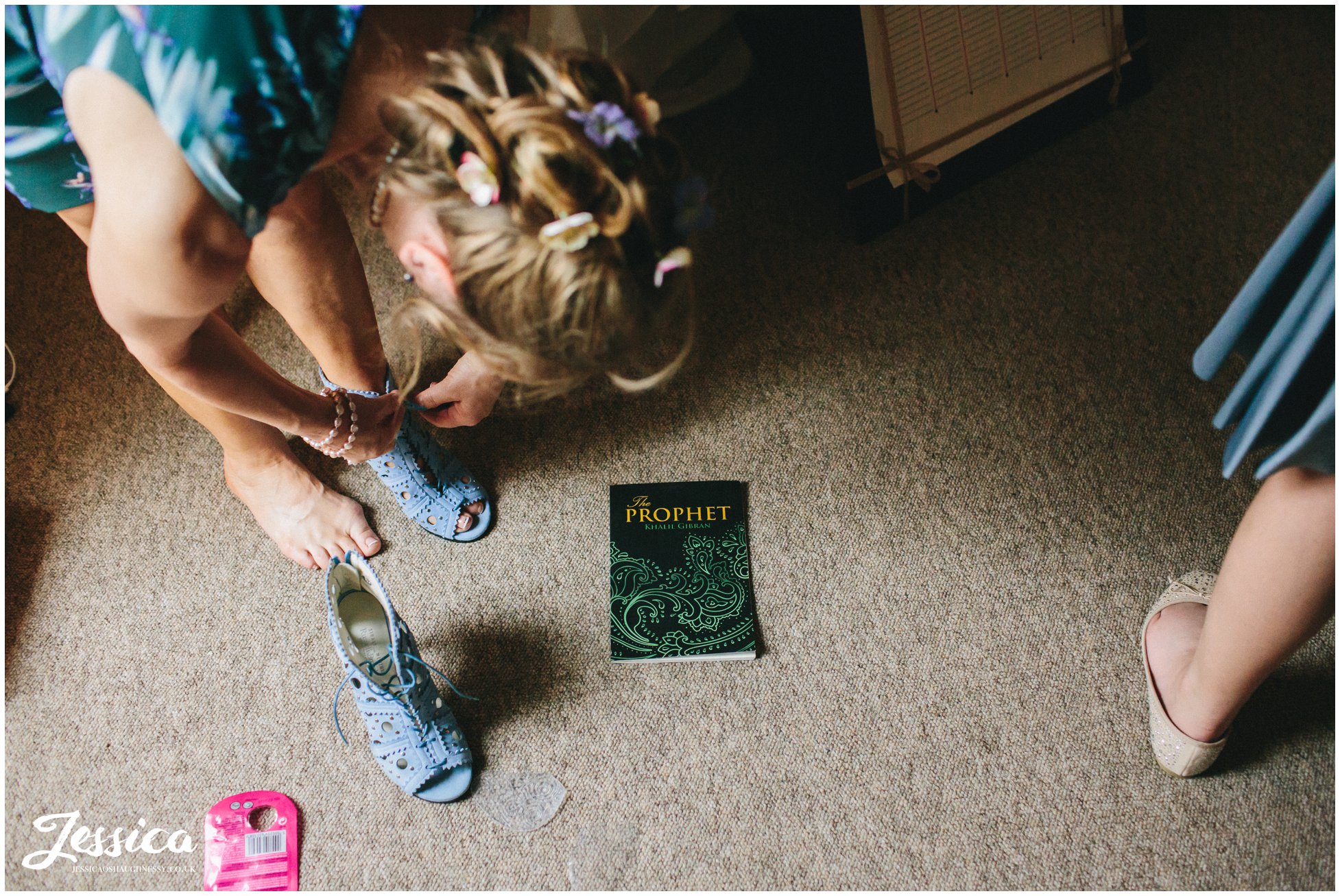 mother of the bride puts on shoes 