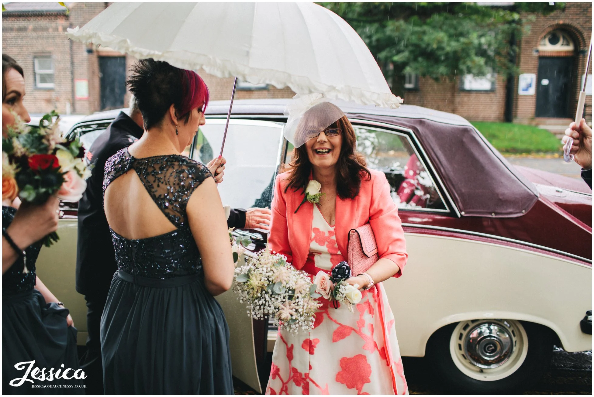 mother of the bride arrives at the church