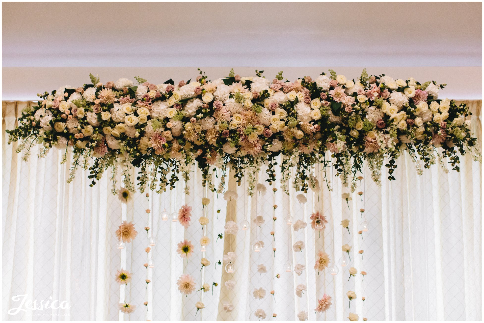 floral arch decorates the top table