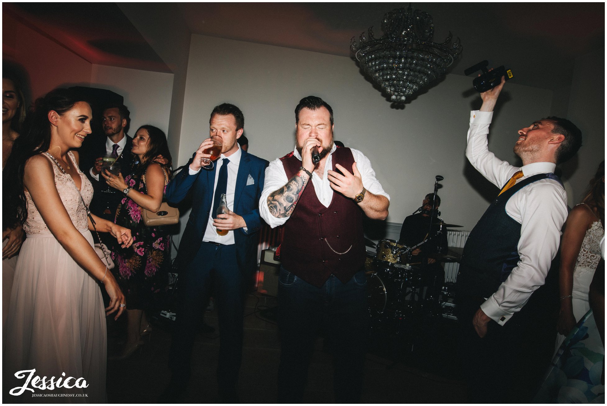 the band sing to the wedding guests 