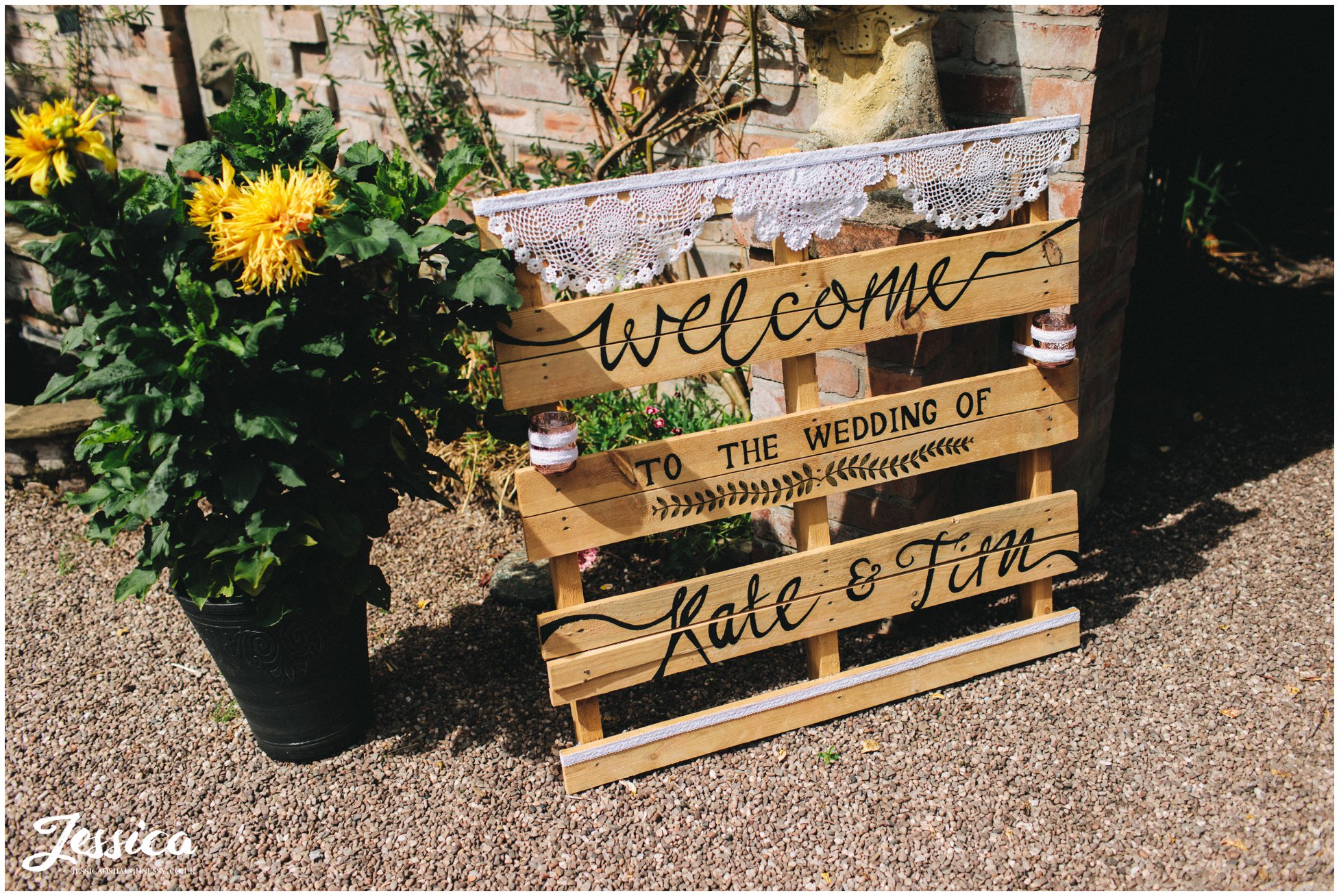 hand painted wooden pallets welcome the guests into the ceremony