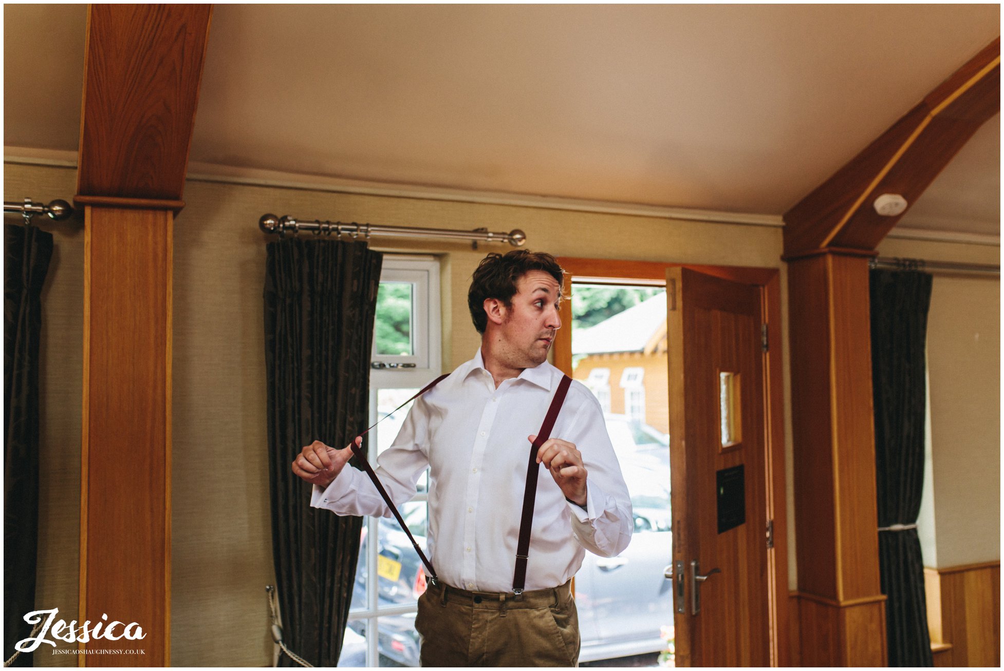 groomsmen puts on braces