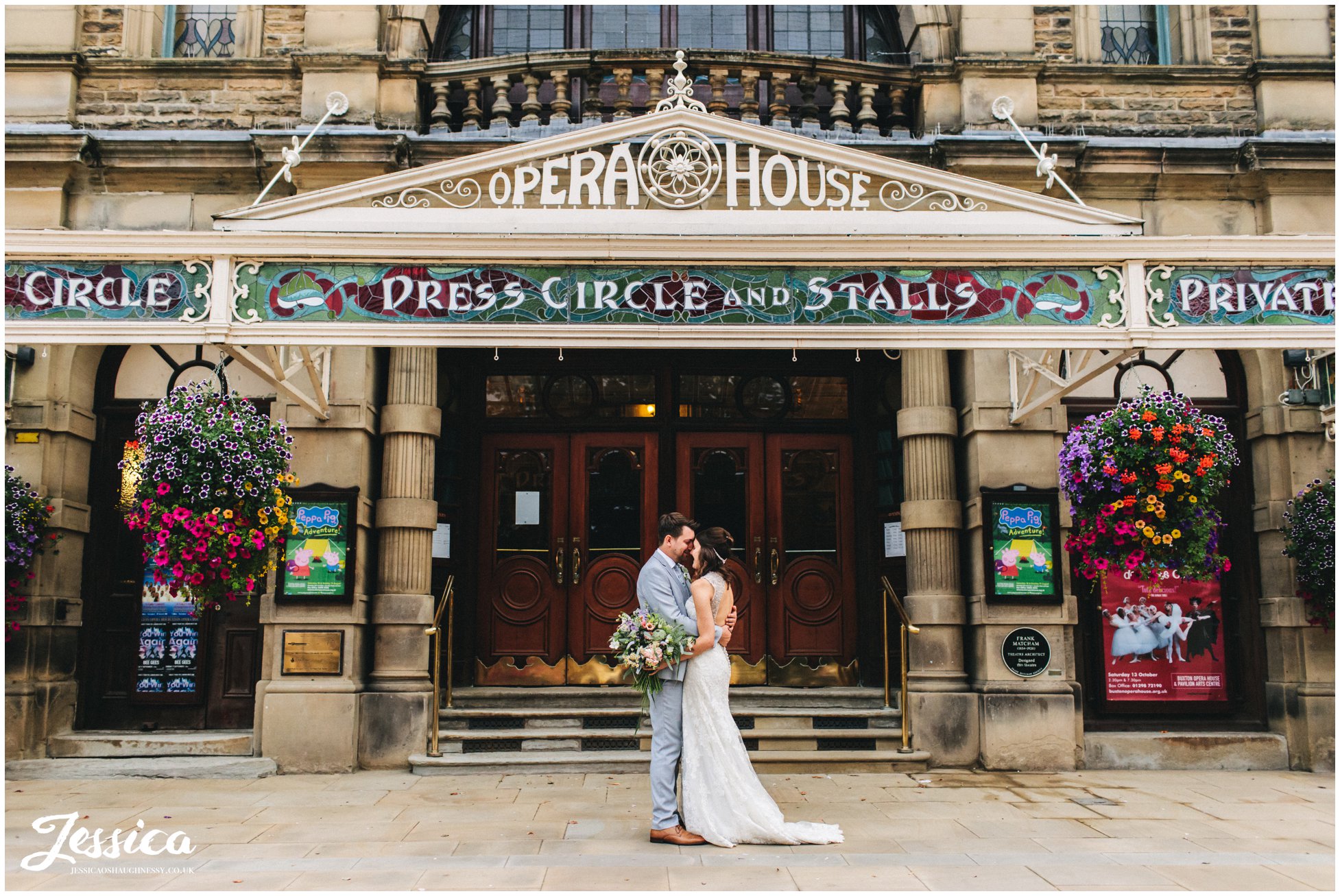 couple kiss under the opera house in buxton