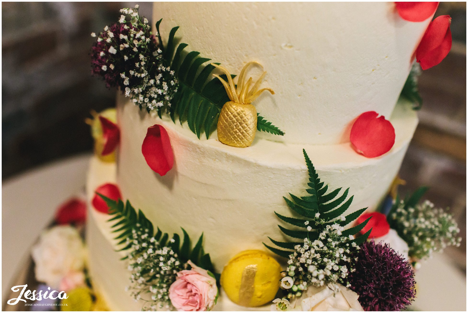 macaroons & pineapples decorate the wedding cake