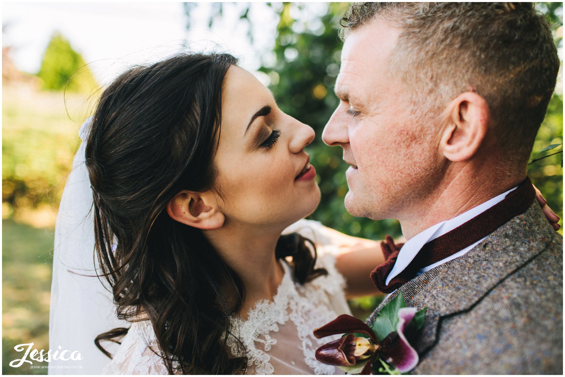 couple kiss in the gardens in nantwich