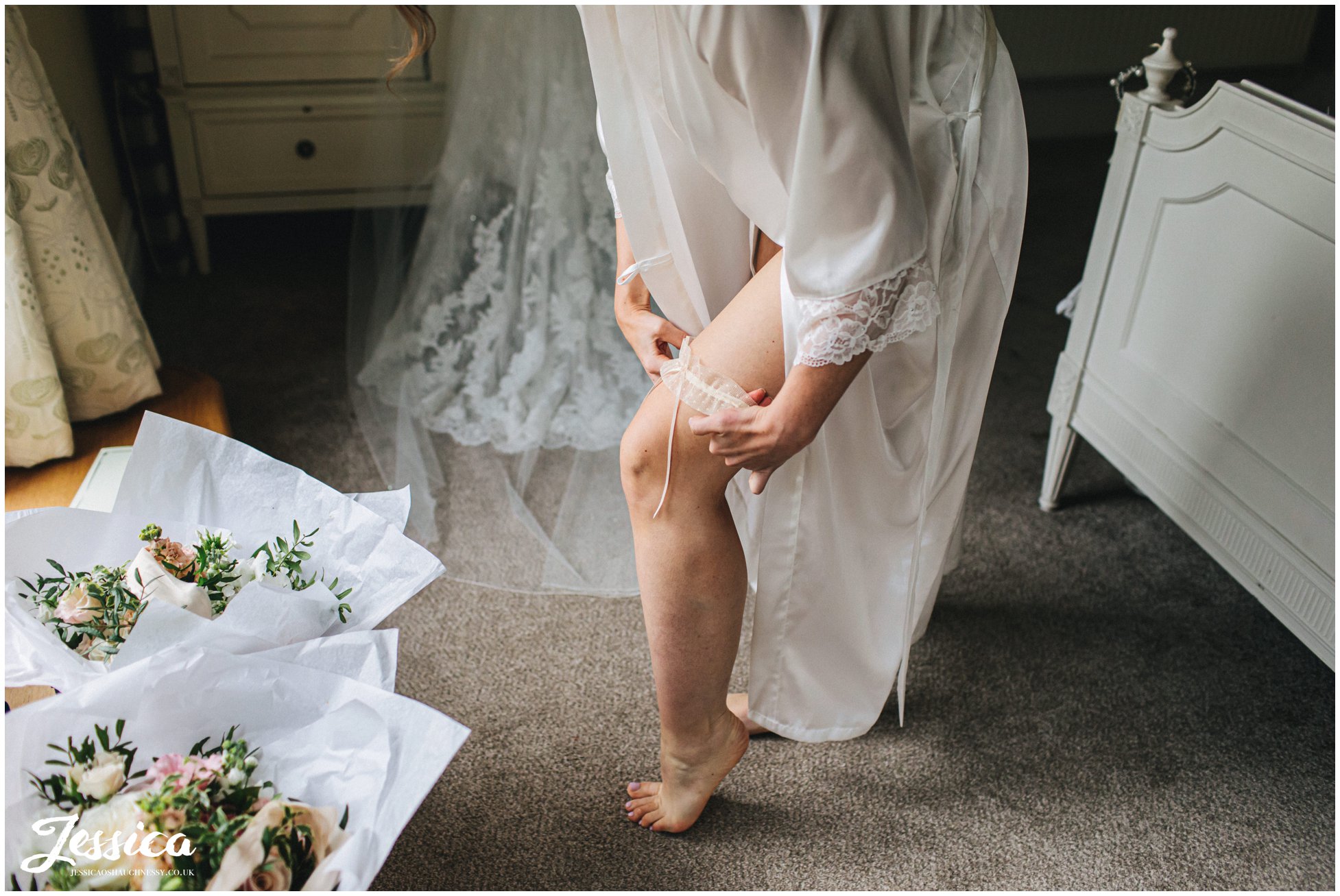 the bride puts on her garter 