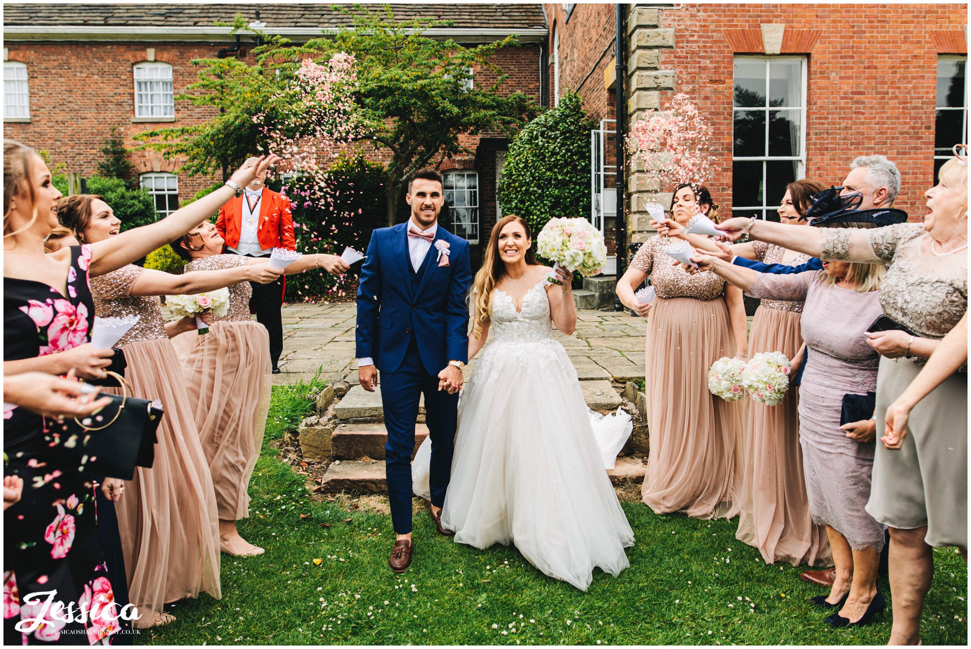 the couple walk through guests as they throw confetti