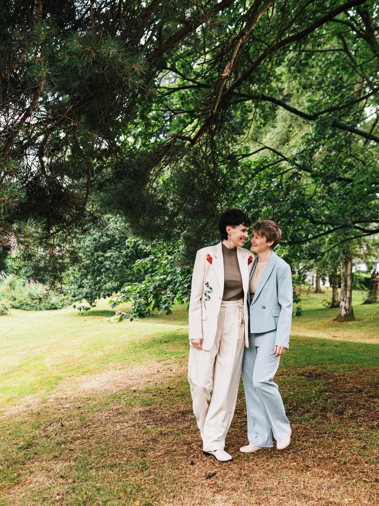 R&amp;R planned an intimate &amp; totally untraditional wedding and it suited them down to a tee! With the cutest guest of honour ruby 🐕 &amp; theee most amazing grazing table 🤤

#theunwedding&nbsp;#cheshirewedding&nbsp;#cheshireweddingphotographer