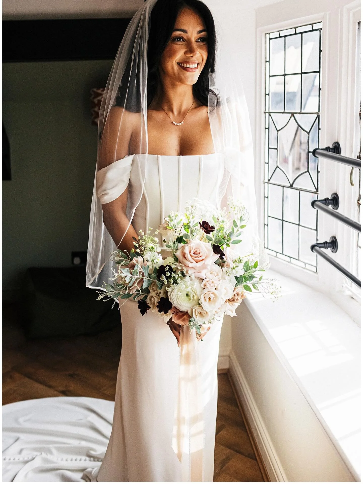 The beautiful Teri &amp; her beautiful details ✨ 

Booking an Air B&amp;B with the best view of the town hall in Chester&hellip; which also just so happens to be your wedding venue was a very very good decision 😍