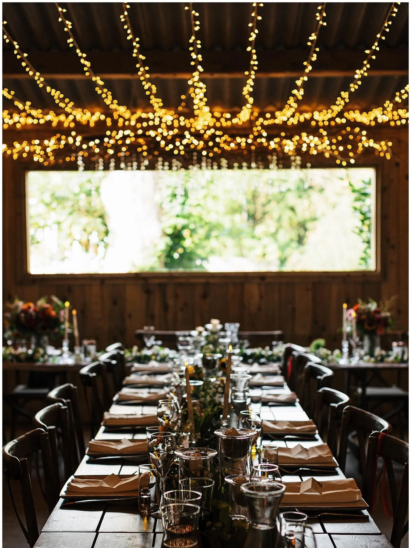 There&rsquo;s just something about the wedding breakfast set up at Alcumlow Wedding Barn that I really love ✨

The fairy lights twinkling above &amp; candles flickering down the centre create the most special atmosphere. Perfect when accompanied by g