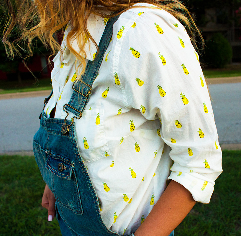 Love the details of the pineapple print on this shirt. 