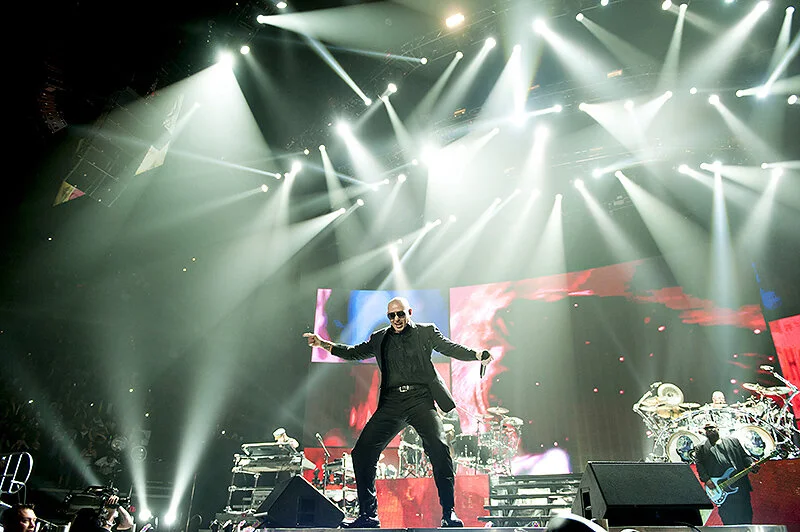 pitbull and enrique iglesias at target center