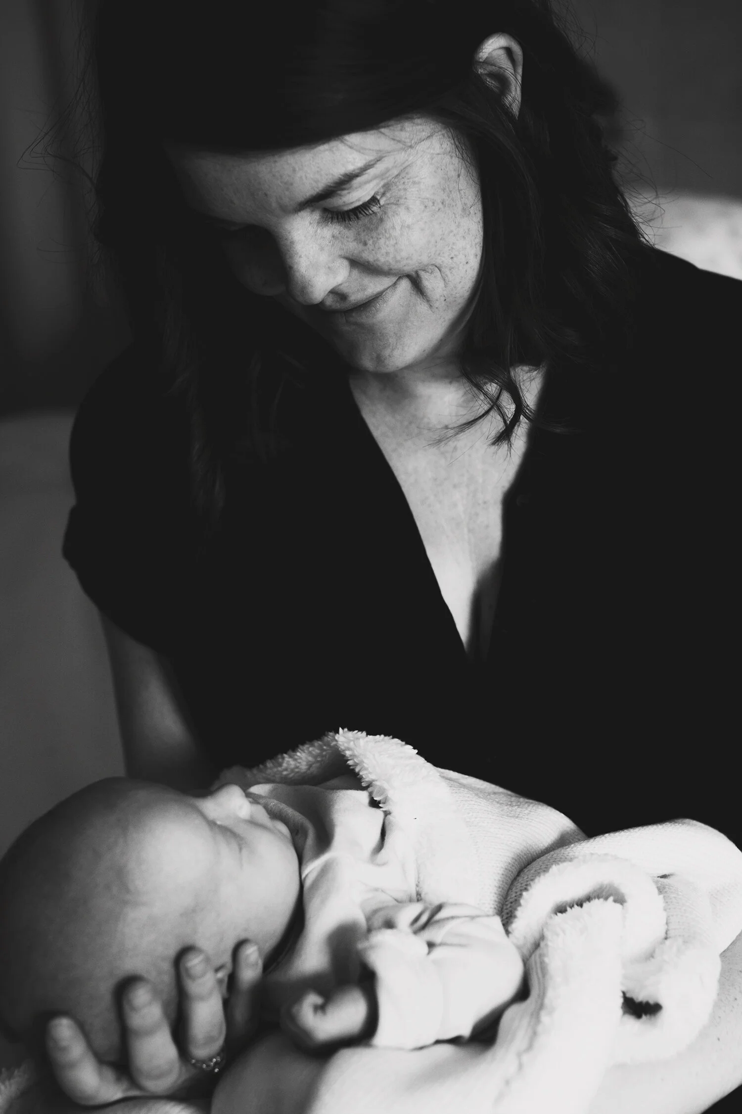 Minneapolis-newborn-photographer-in-home-documentary-02192020-04.jpg