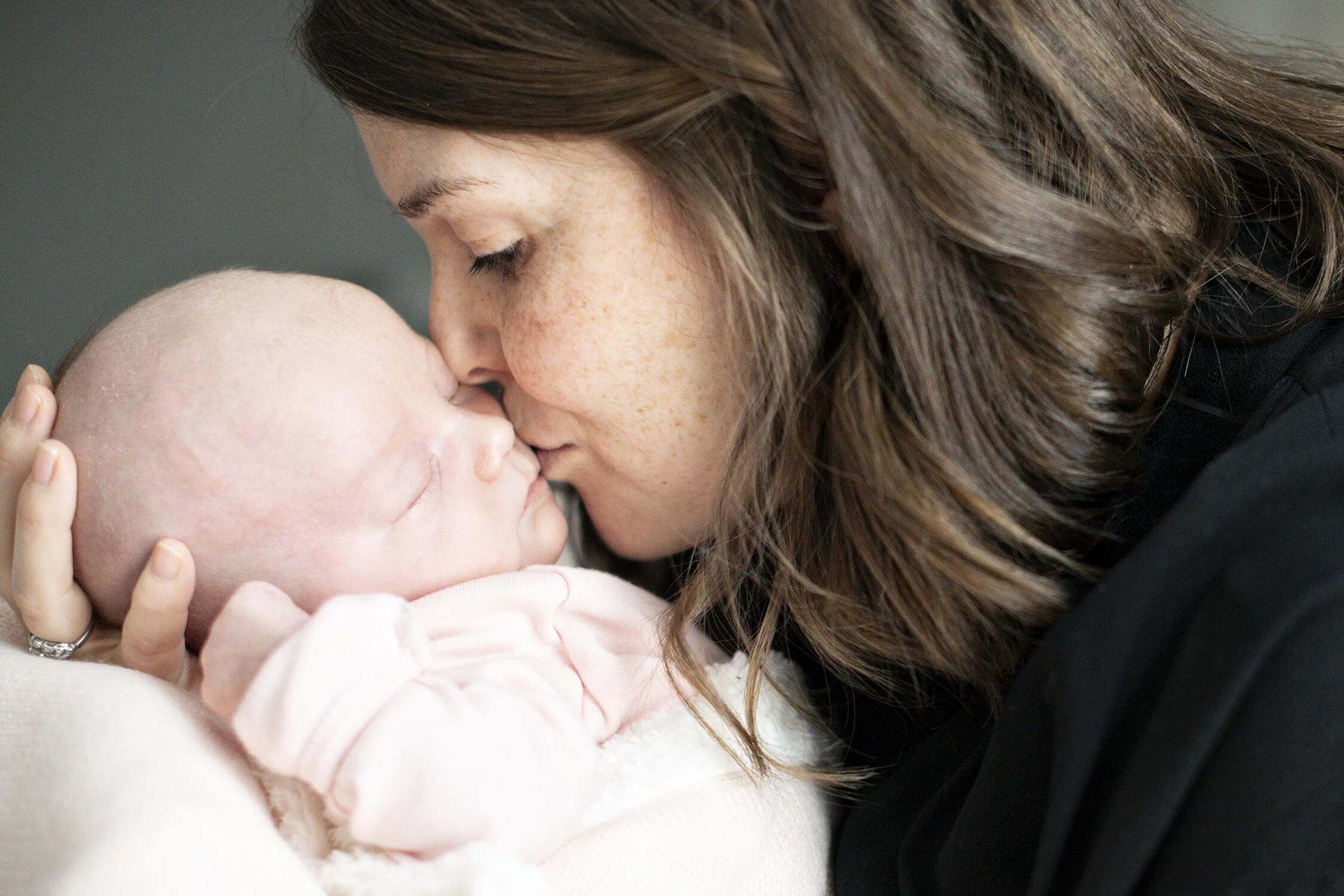 Minneapolis-newborn-photographer-in-home-documentary-02192020-05.jpg