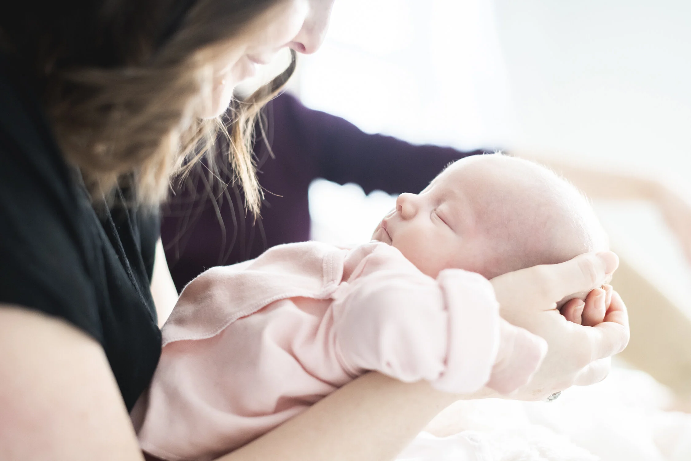 Minneapolis-newborn-photographer-in-home-documentary-02192020-08.jpg