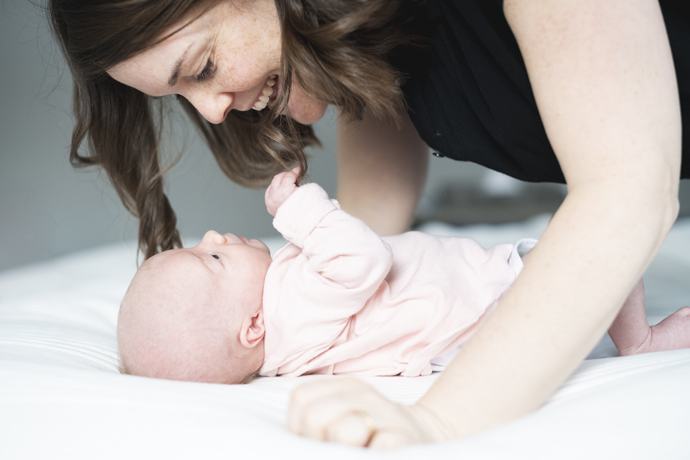 Minneapolis-newborn-photographer-in-home-documentary-02192020-12.jpg