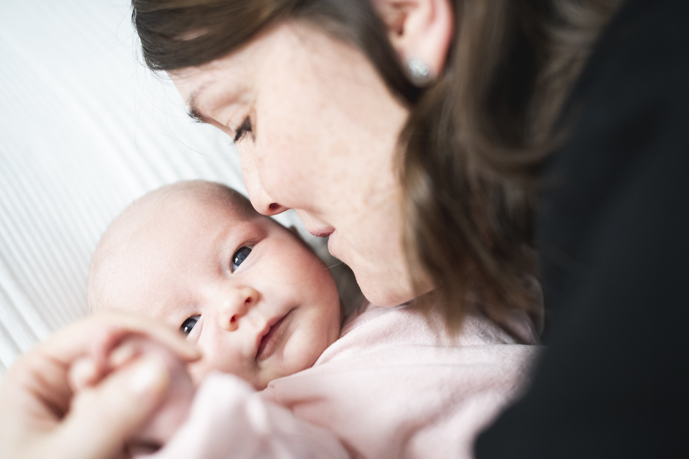 Minneapolis-newborn-photographer-in-home-documentary-02192020-13.jpg