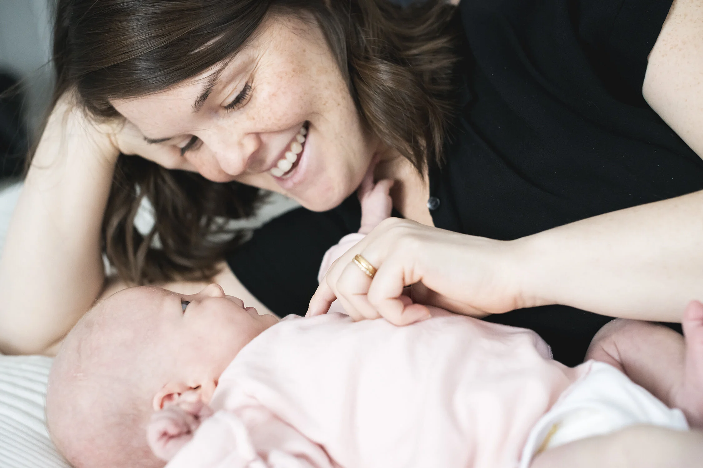 Minneapolis-newborn-photographer-in-home-documentary-02192020-14.jpg