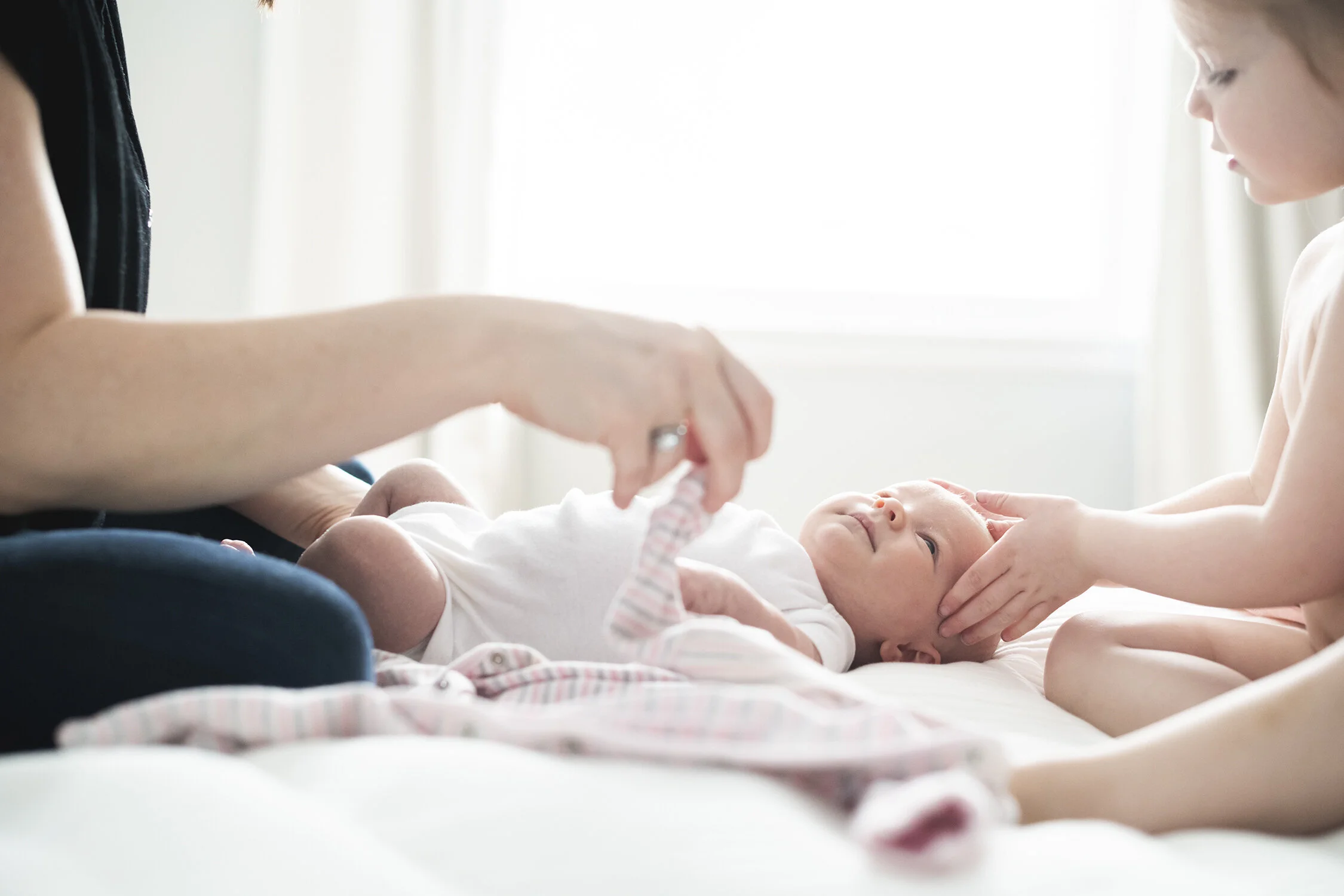 Minneapolis-newborn-photographer-in-home-documentary-02192020-16.jpg