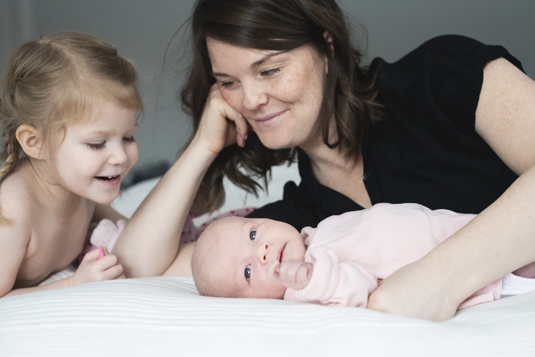 Minneapolis-newborn-photographer-in-home-documentary-02192020-15.jpg