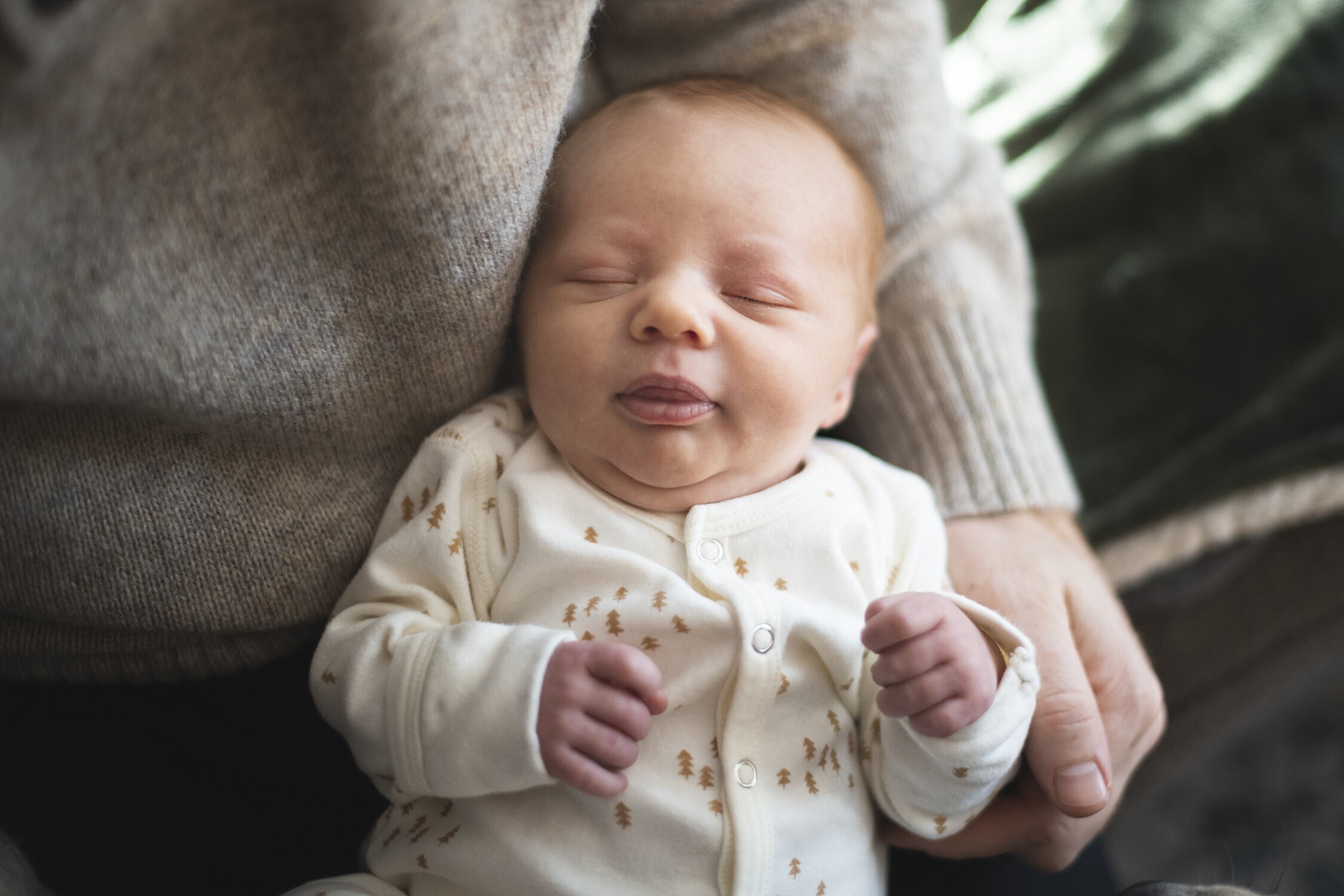 Minneapolis-newborn-photographer-in-home-documentary-02252020-02.jpg