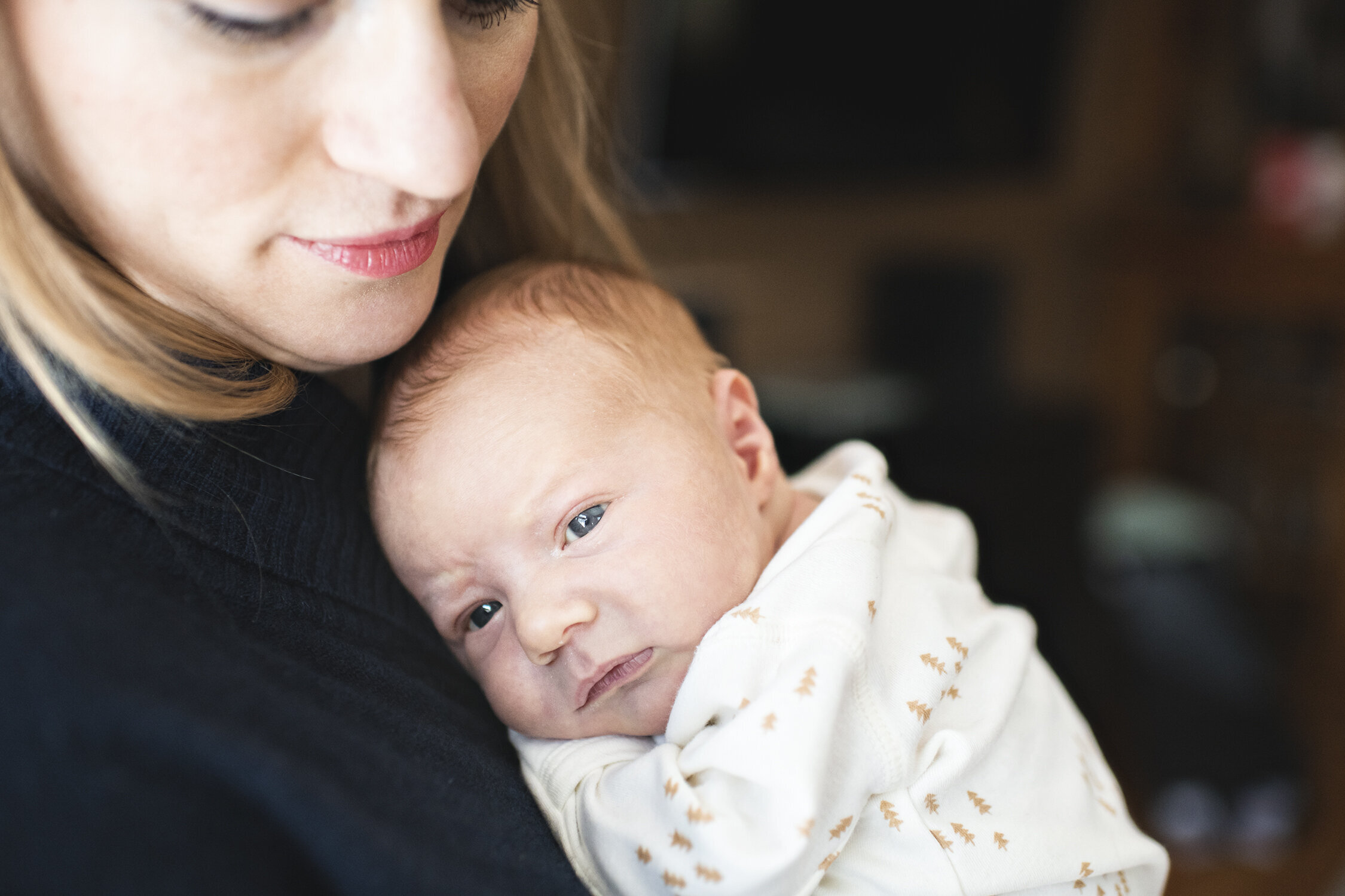 Minneapolis-newborn-photographer-in-home-documentary-02252020-04.jpg