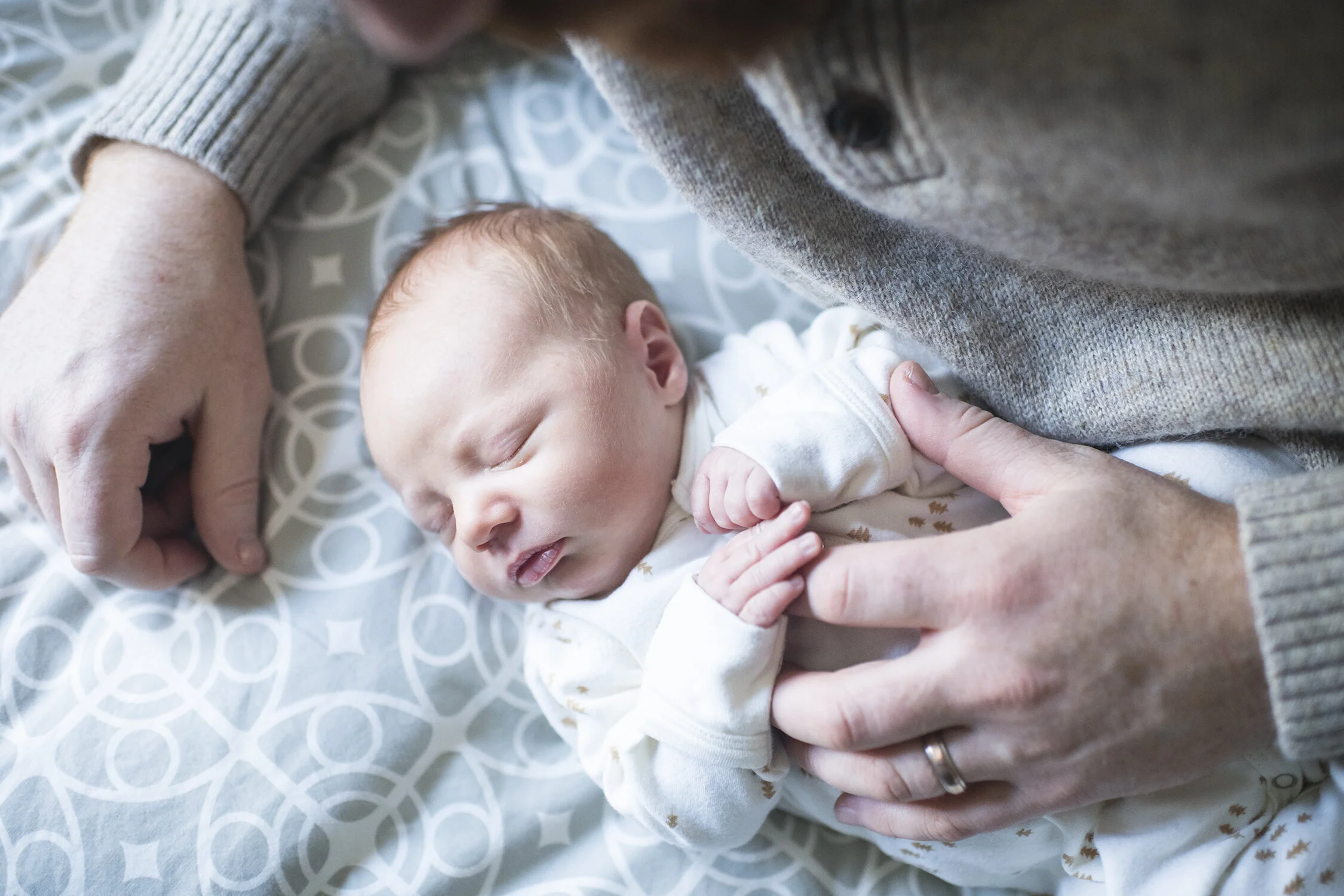 Minneapolis-newborn-photographer-in-home-documentary-02252020-06.jpg