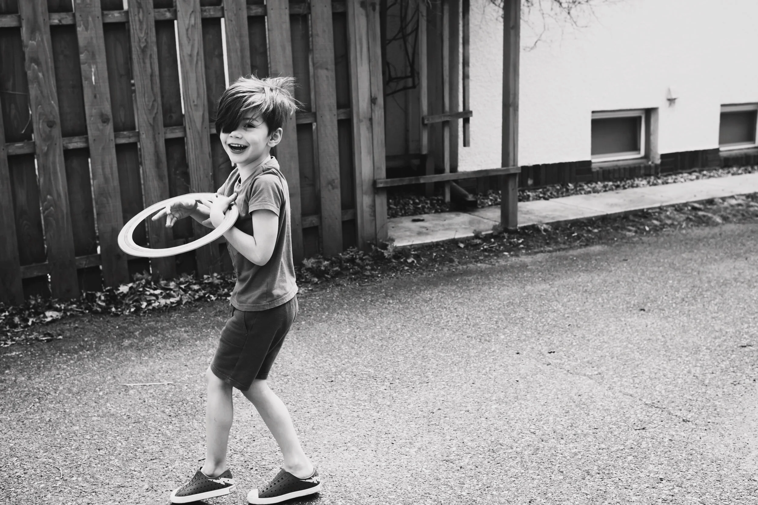 Minneapolis-documentary-family-photographer-frisbee-plesser-shuttersmack-042620-02-.jpg