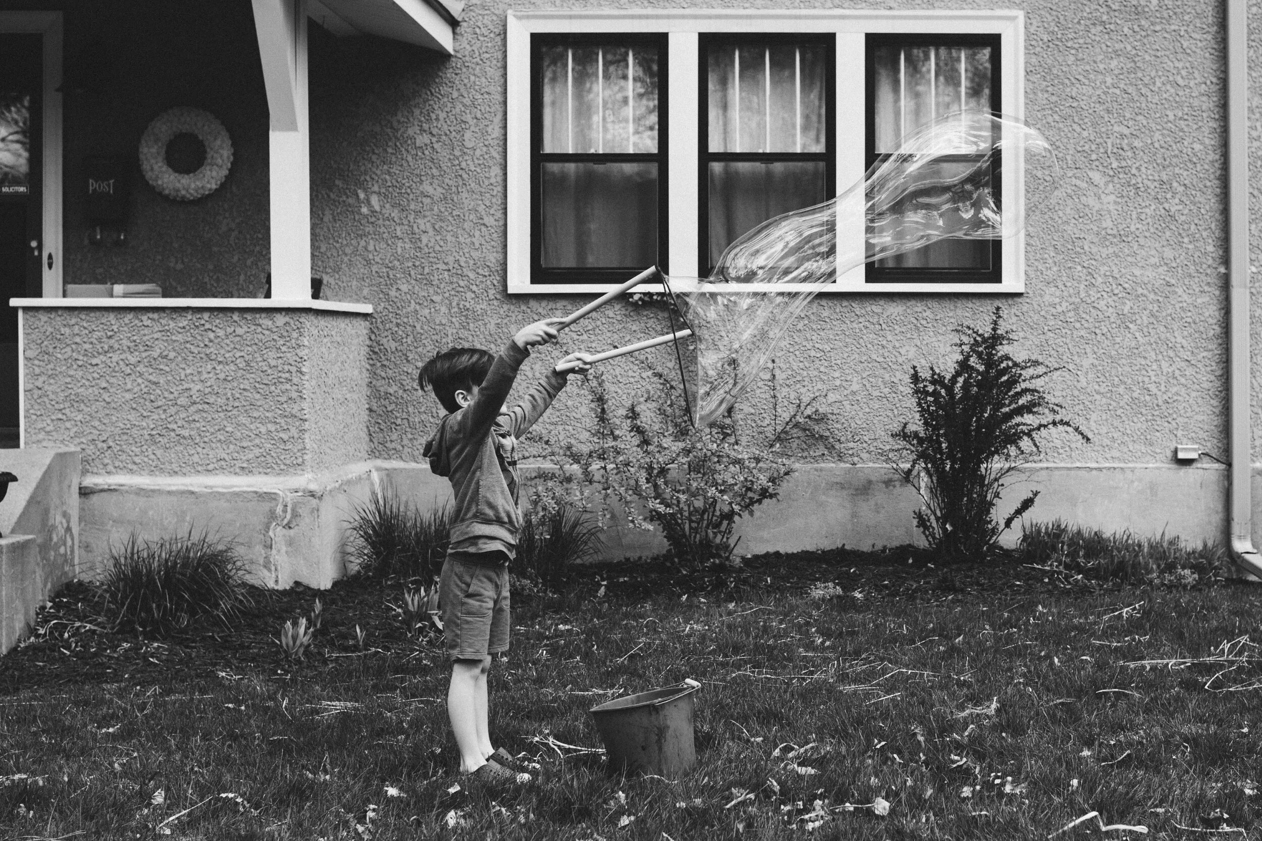 Minneapolis-documentary-family-photographer-kid-plays-with-bubbles-050620-5869.jpg