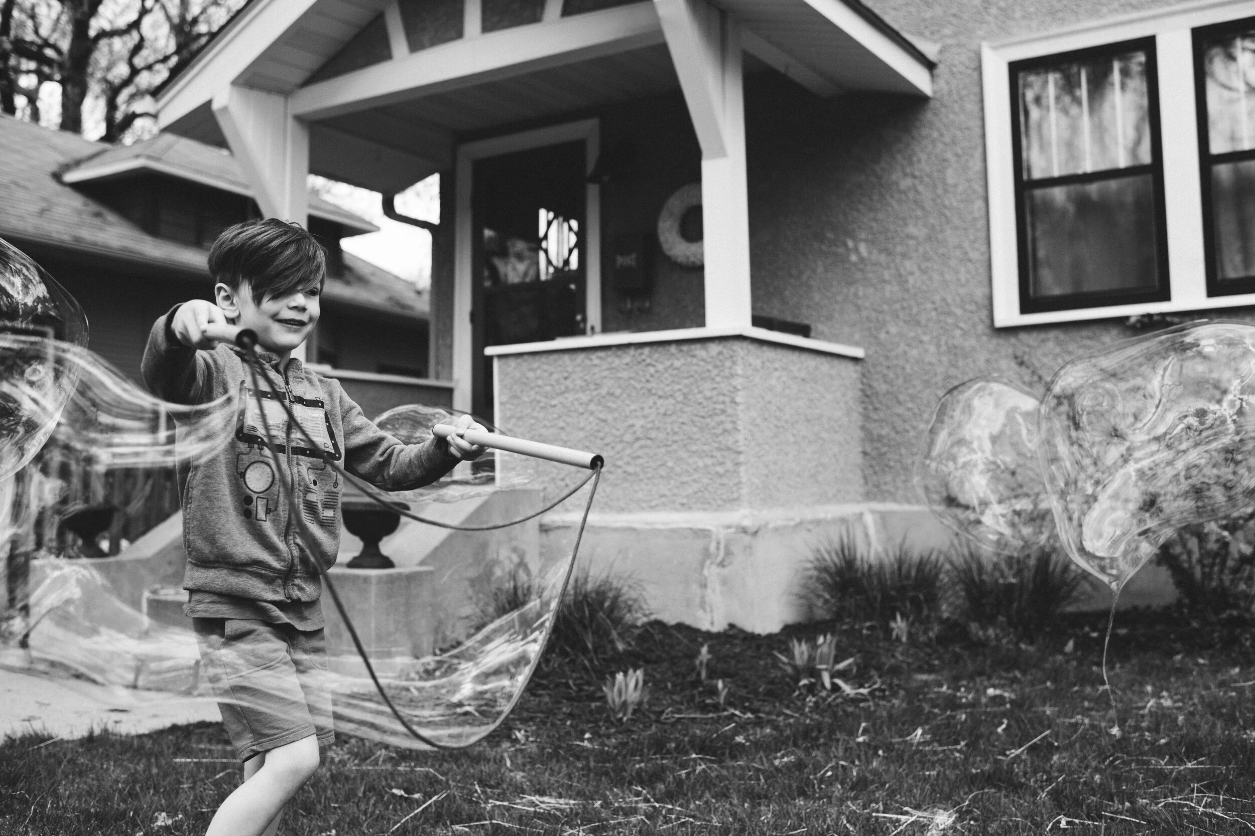 Minneapolis-documentary-family-photographer-kid-plays-with-bubbles-050620-5960.jpg