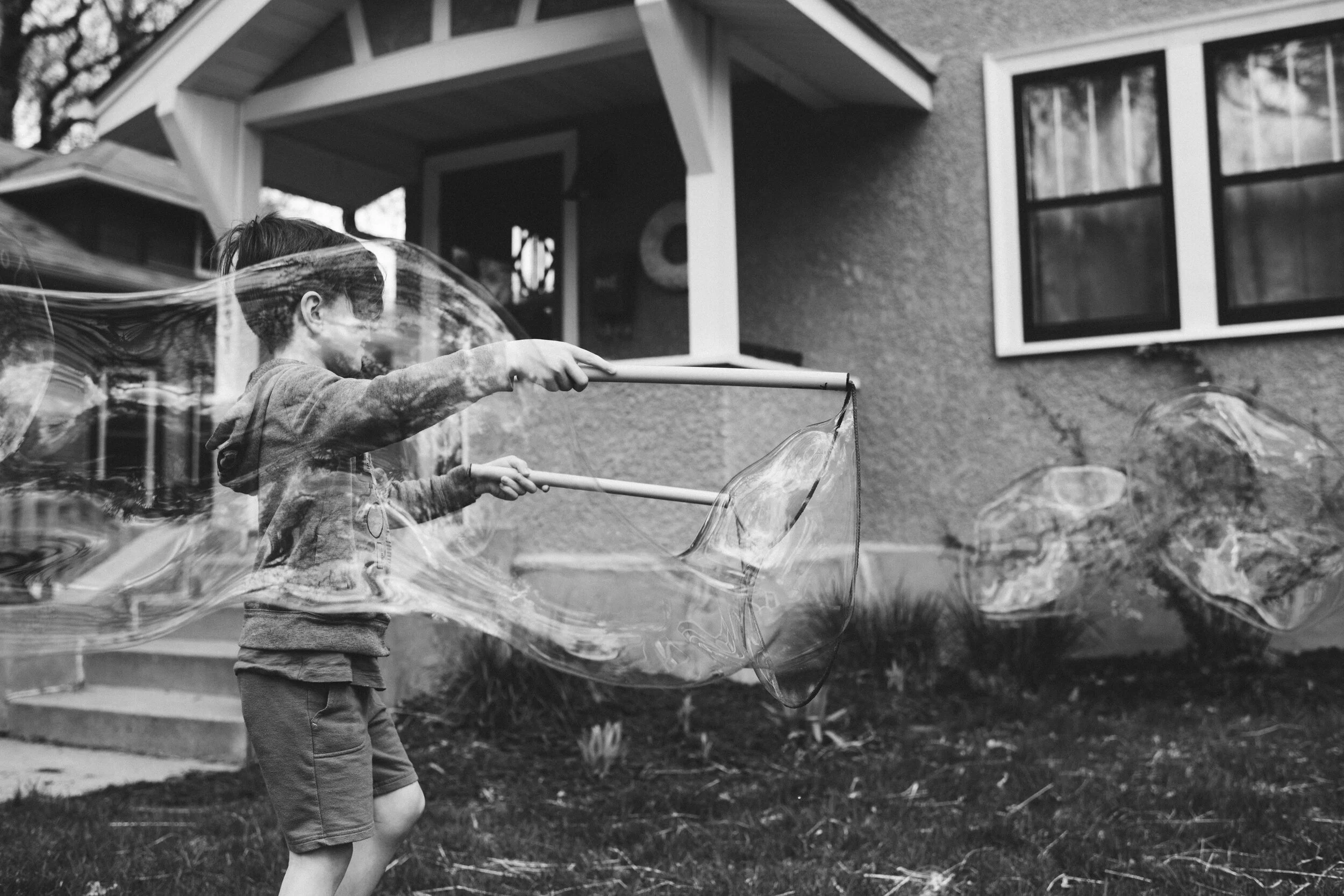 Minneapolis-documentary-family-photographer-kid-plays-with-bubbles-050620-5962.jpg