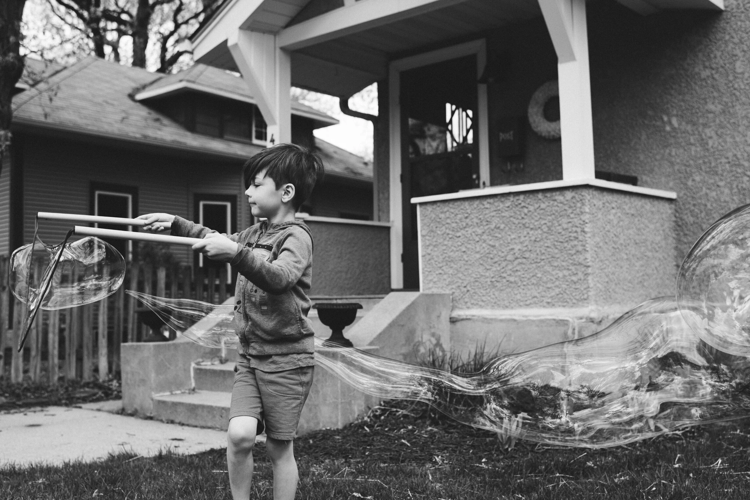 Minneapolis-documentary-family-photographer-kid-plays-with-bubbles-050620-5980.jpg