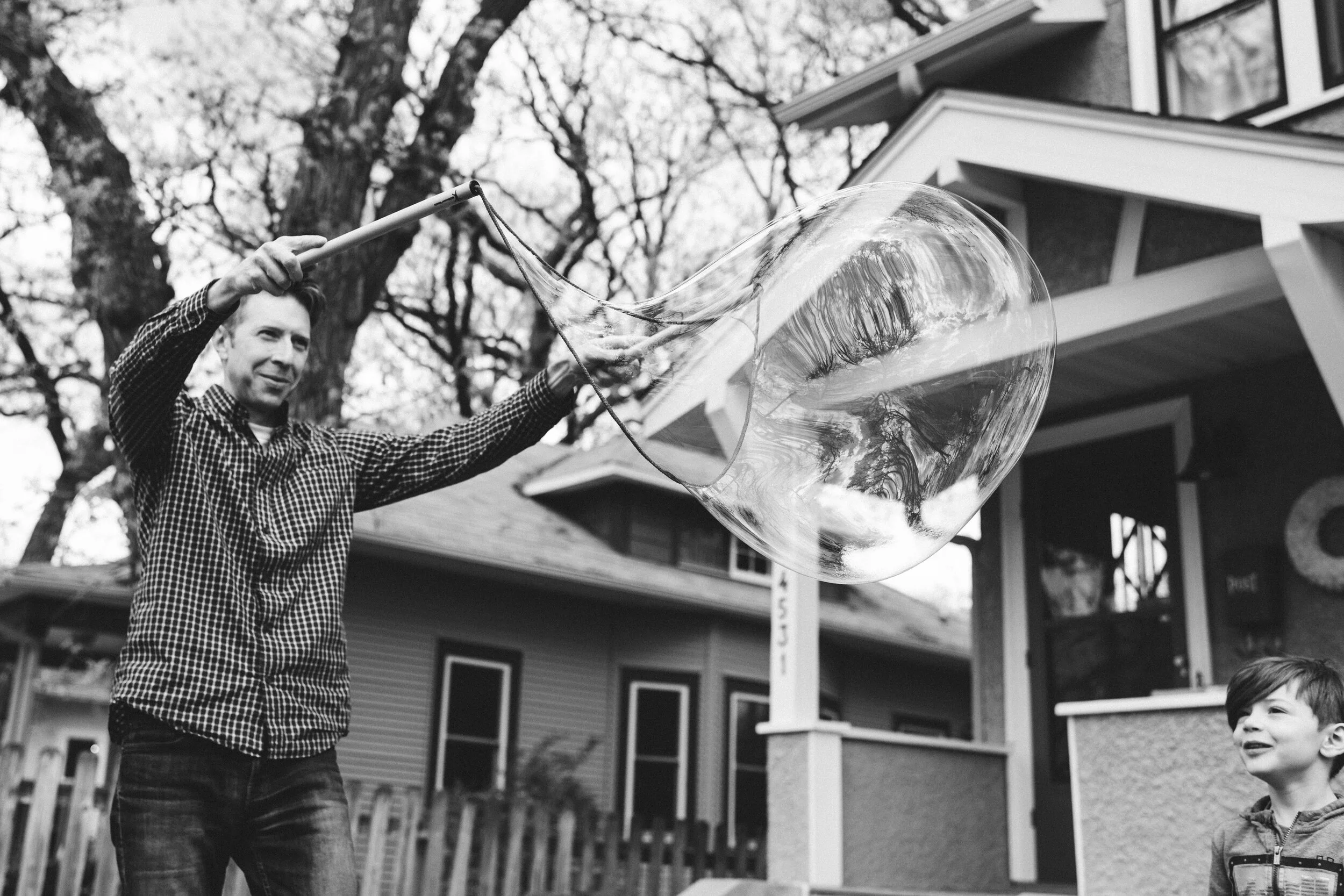 Minneapolis-documentary-family-photographer-kid-plays-with-bubbles-050620-5998.jpg