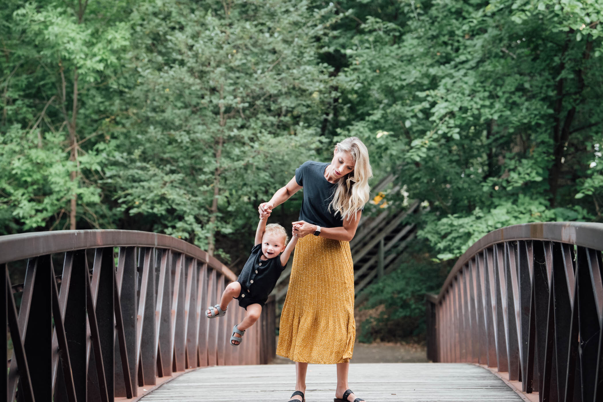 Minneapolis_Documentary_Family_PhotographerS_huttersmack082402.jpg