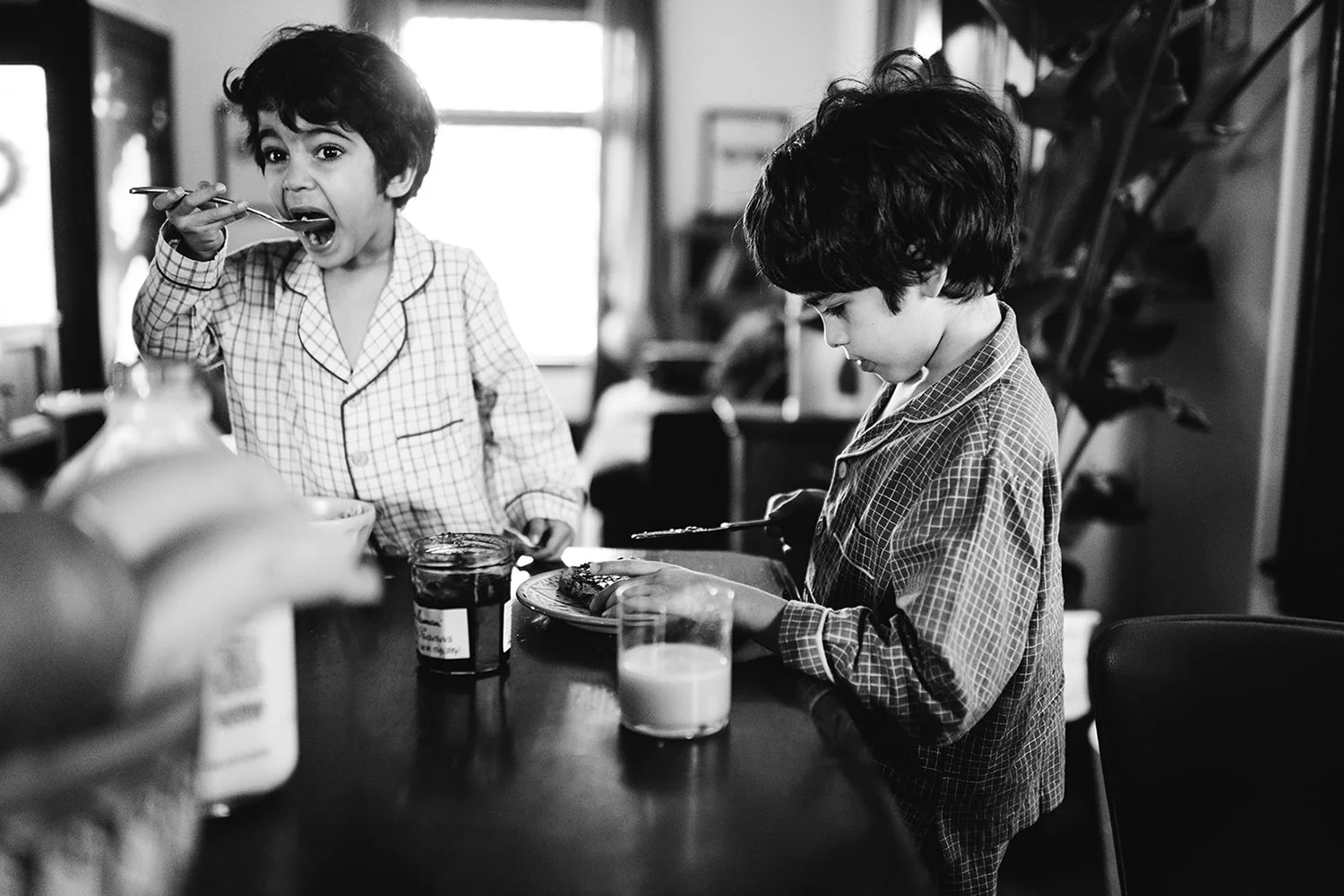 Two brothers eat breakfast during a documentary family photography session in Minneapolis with Leslie Plesser of Shuttersmack Photography.