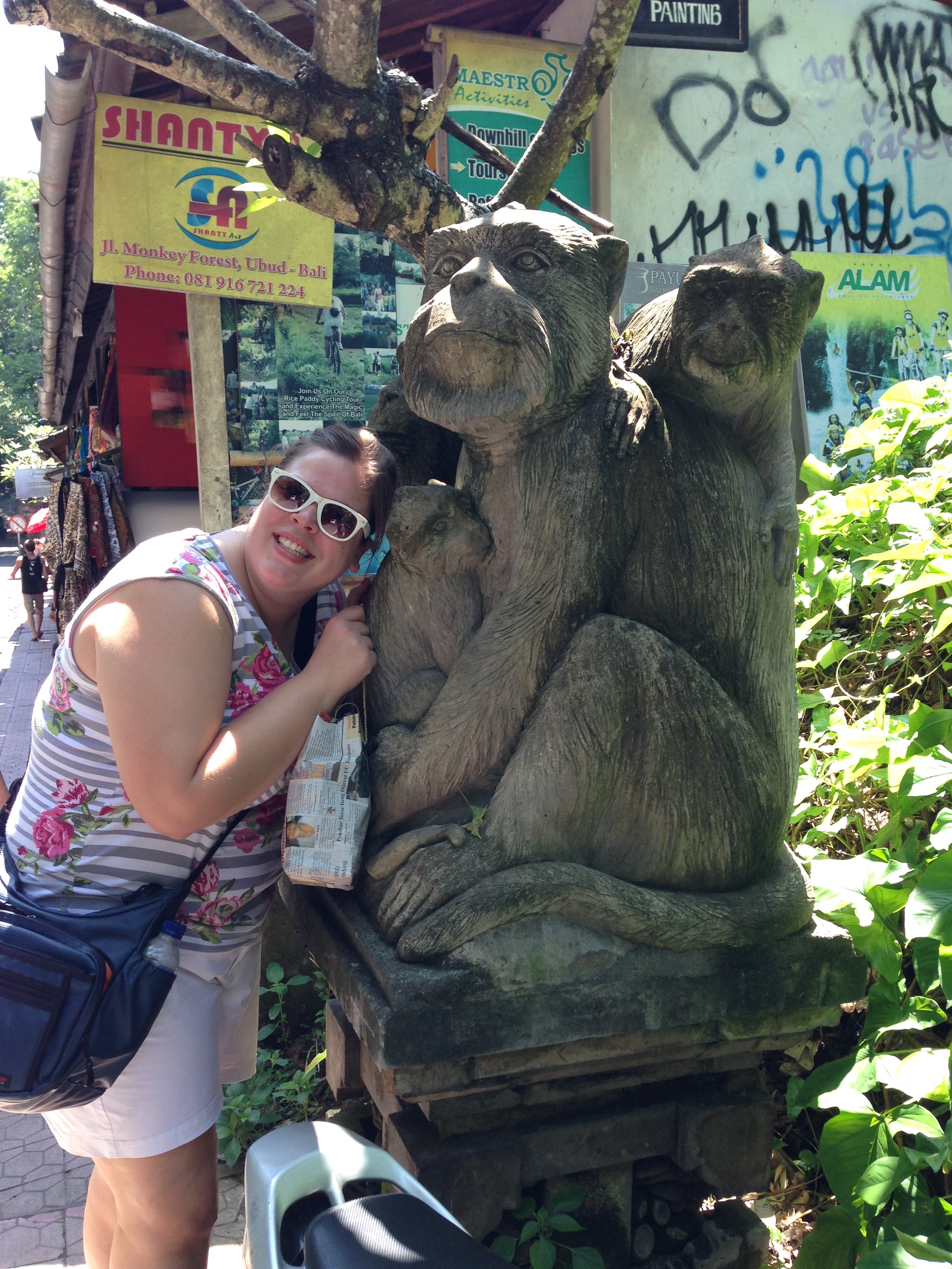 I am very happy when the monkeys are carved out of stone. 