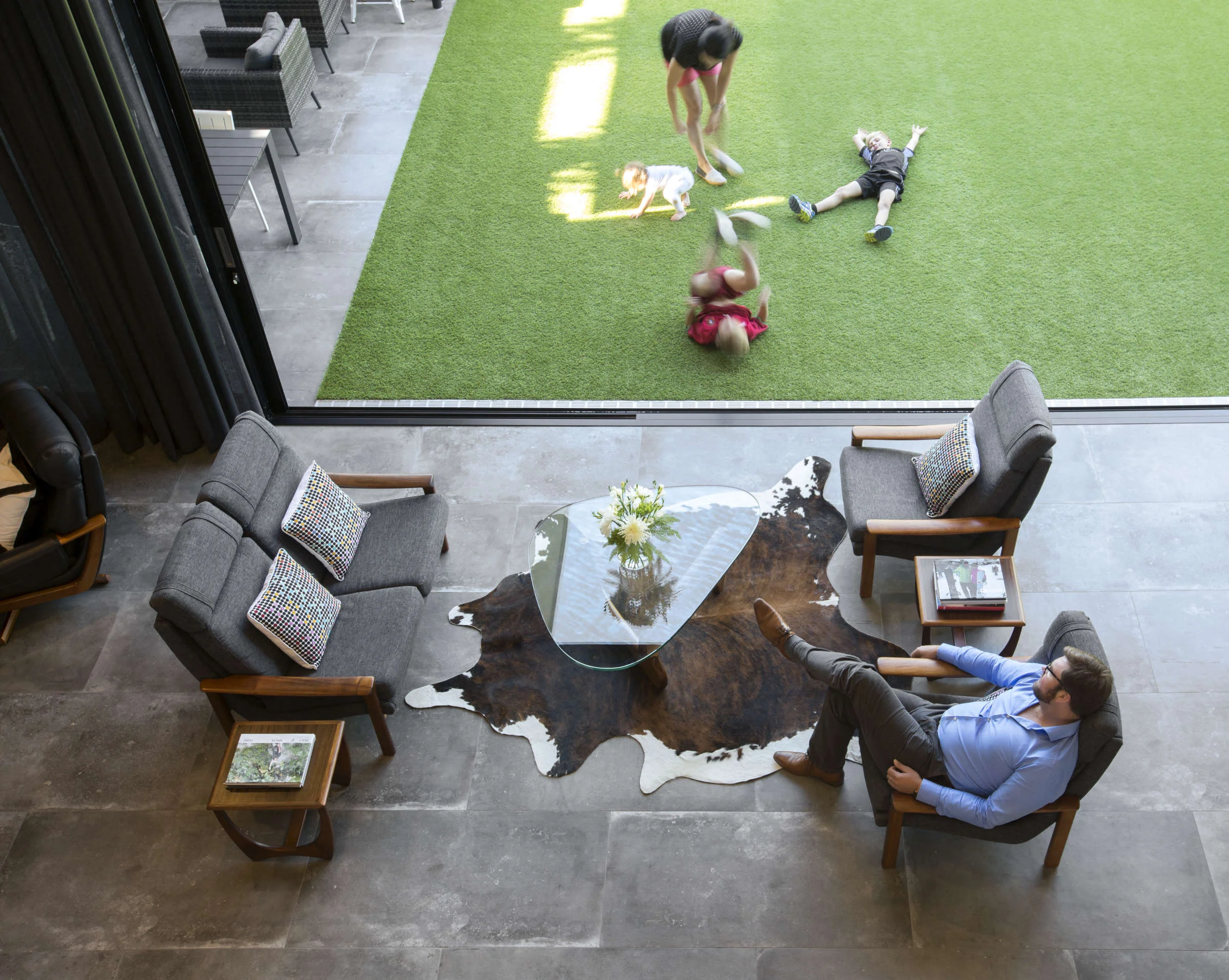  Architectural designed renovation of a traditional queenslander for a growing family, with open plan living that transitions seamlessly from indoor to outdoor in New Farm, Brisbane. 