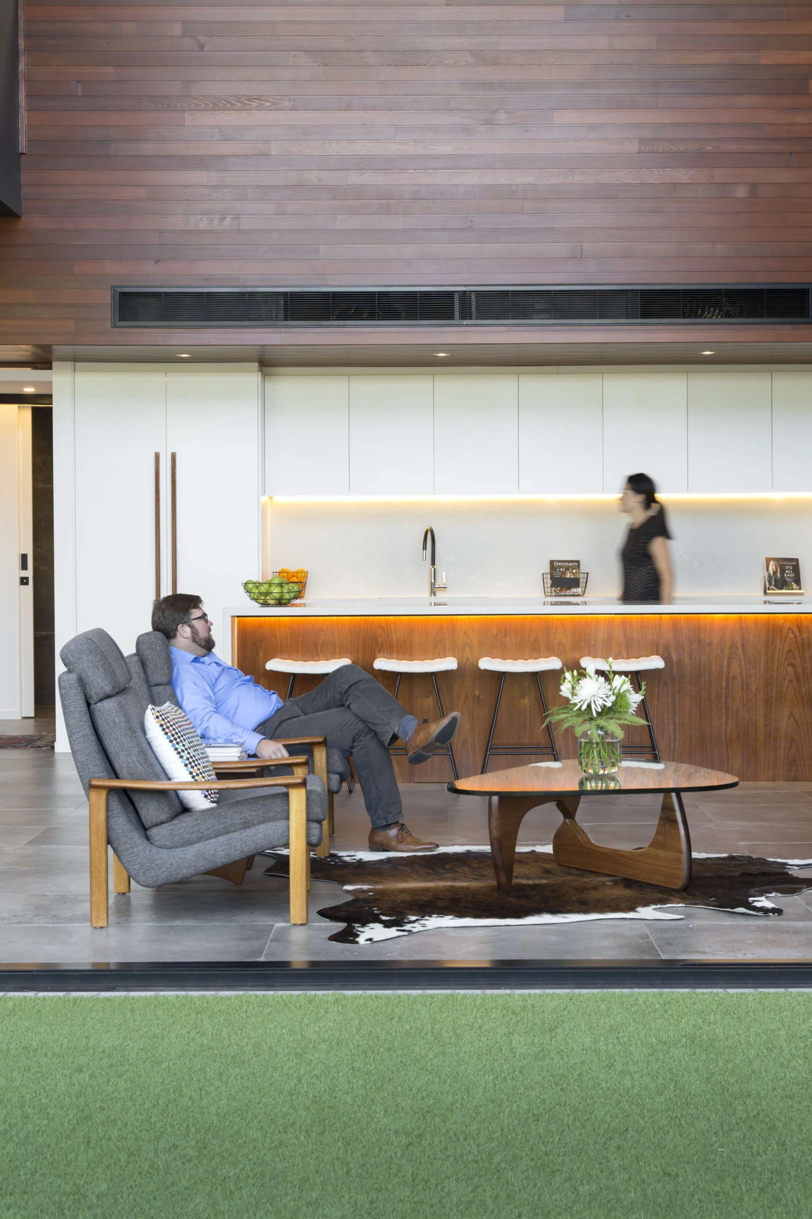  Architectural designed renovation of a traditional queenslander for a growing family, with open plan living that transitions seamlessly from indoor to outdoor in New Farm, Brisbane. 