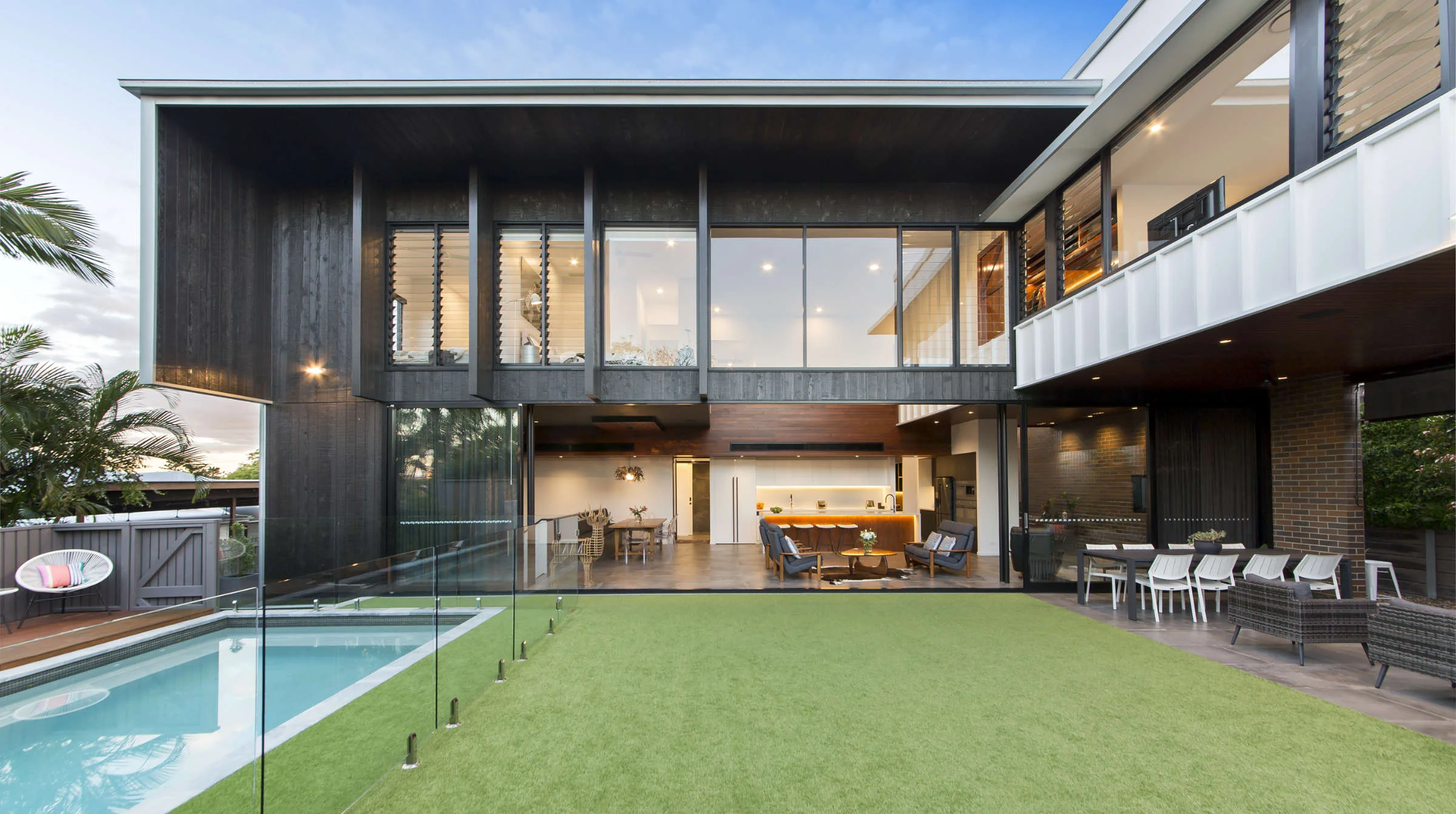  Architectural designed renovation of a traditional queenslander for a growing family, with open plan living that transitions seamlessly from indoor to outdoor in New Farm, Brisbane. 