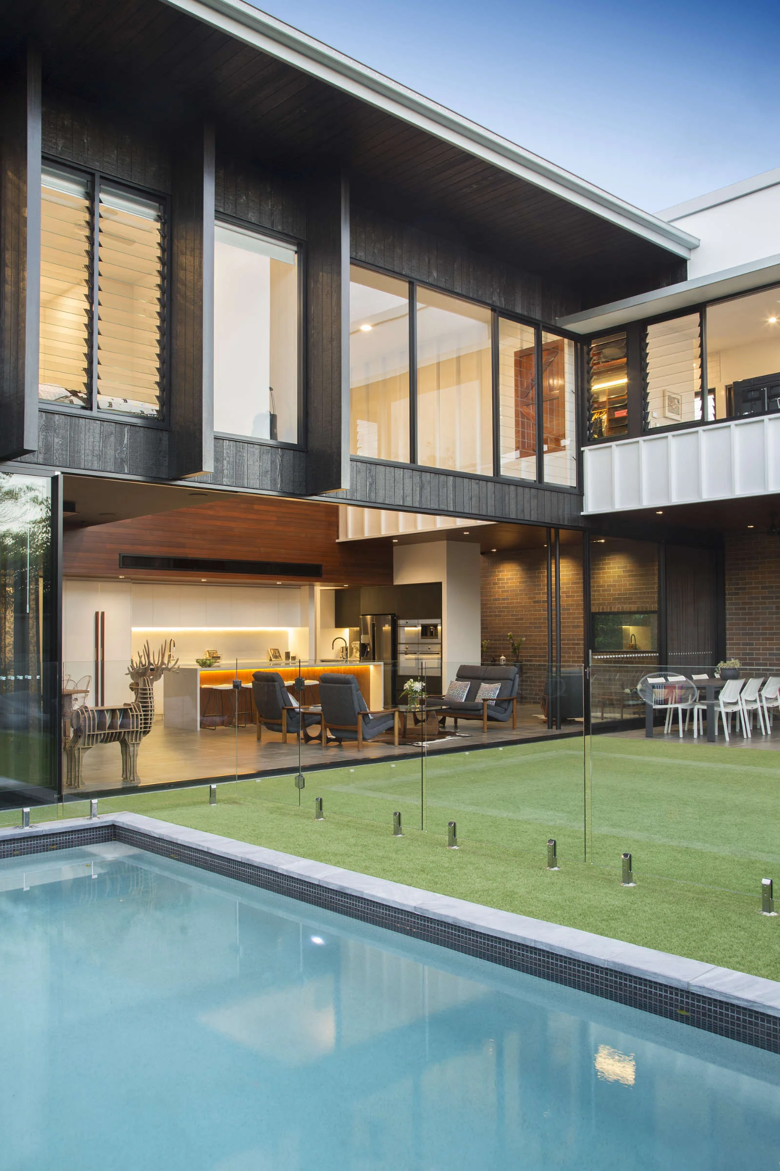 Architectural designed renovation of a traditional queenslander for a growing family, with open plan living that transitions seamlessly from indoor to outdoor in New Farm, Brisbane. 